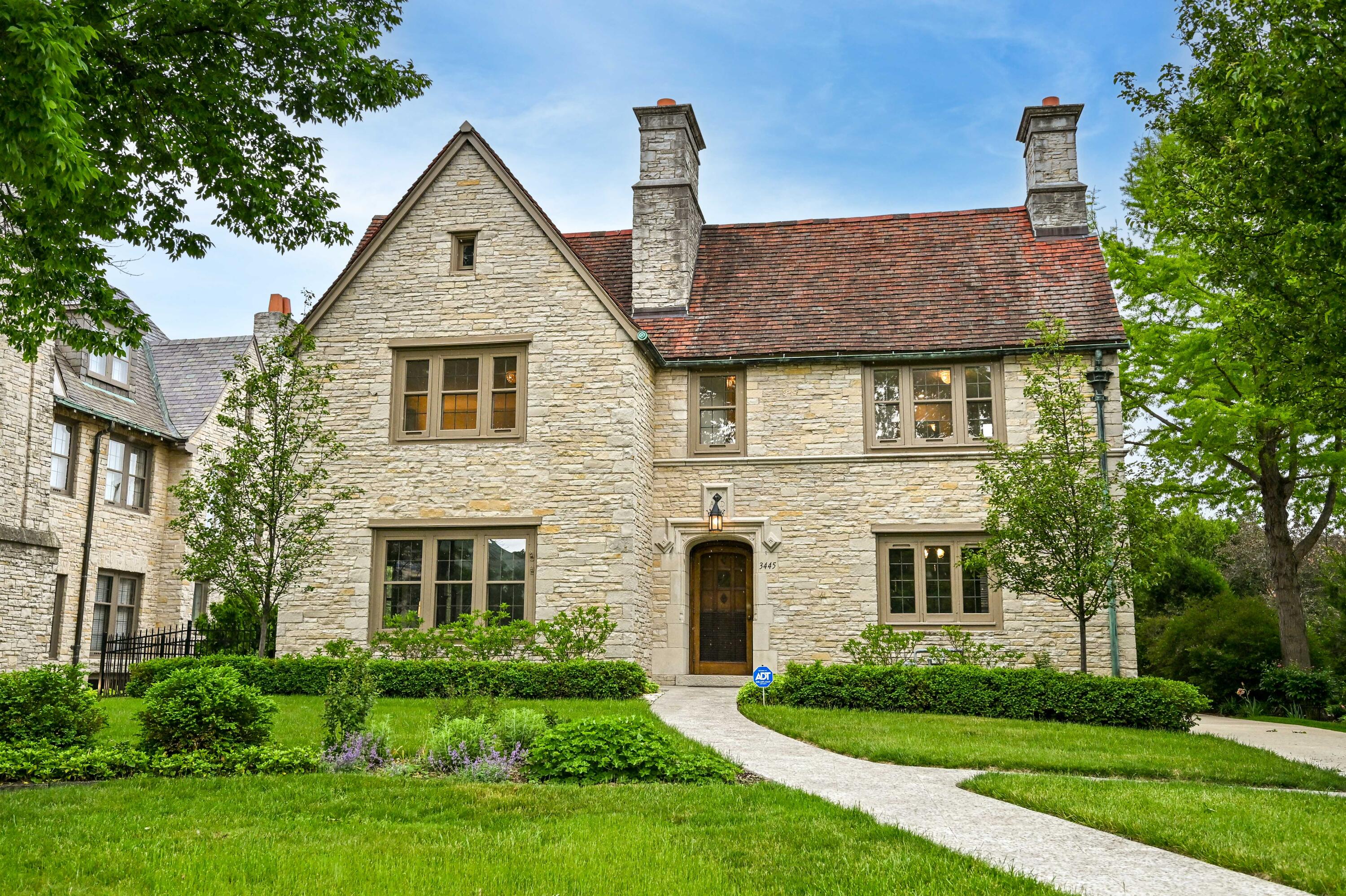 3445 N Lake Dr — photo