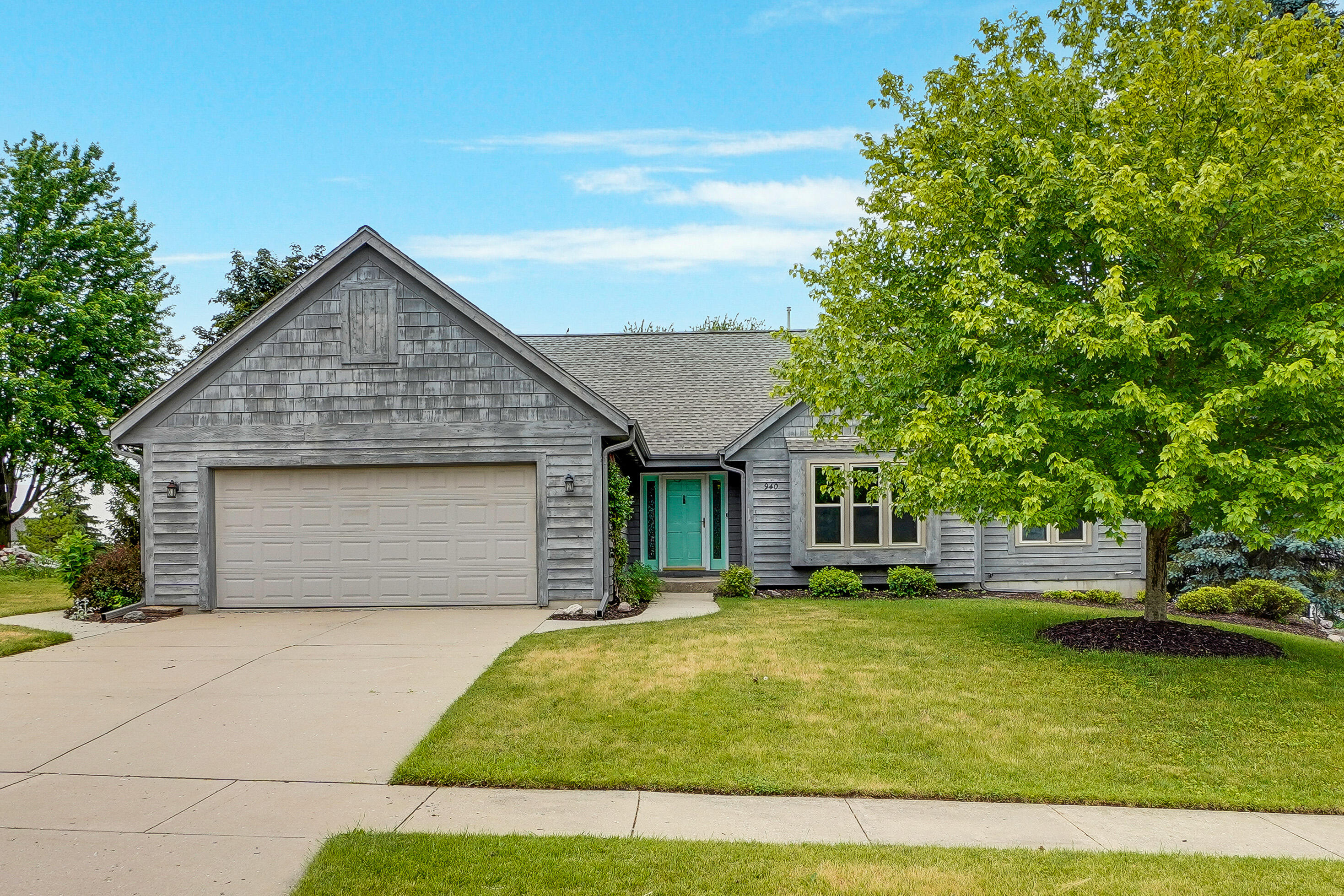 940 Bartlett Dr — photo