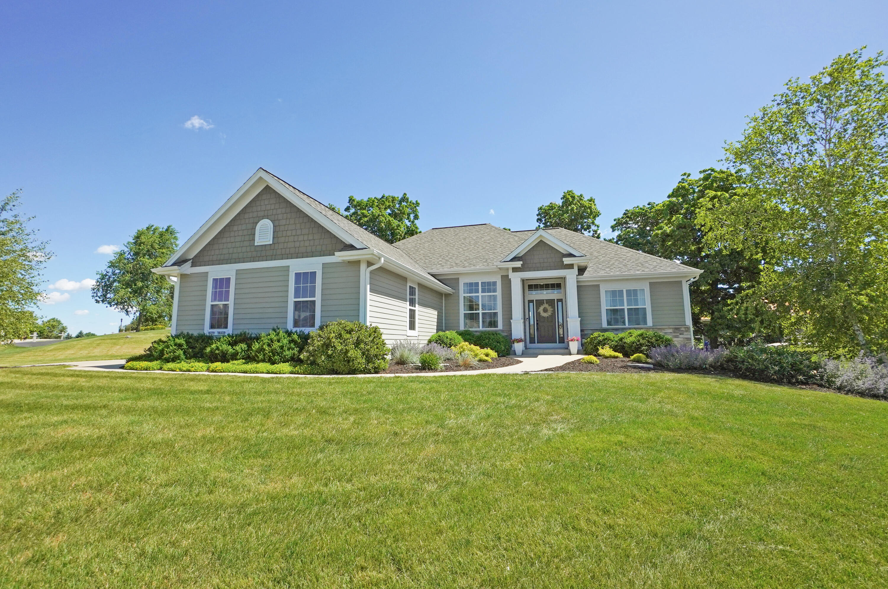 W279N8618 Twin Pine Cir — photo