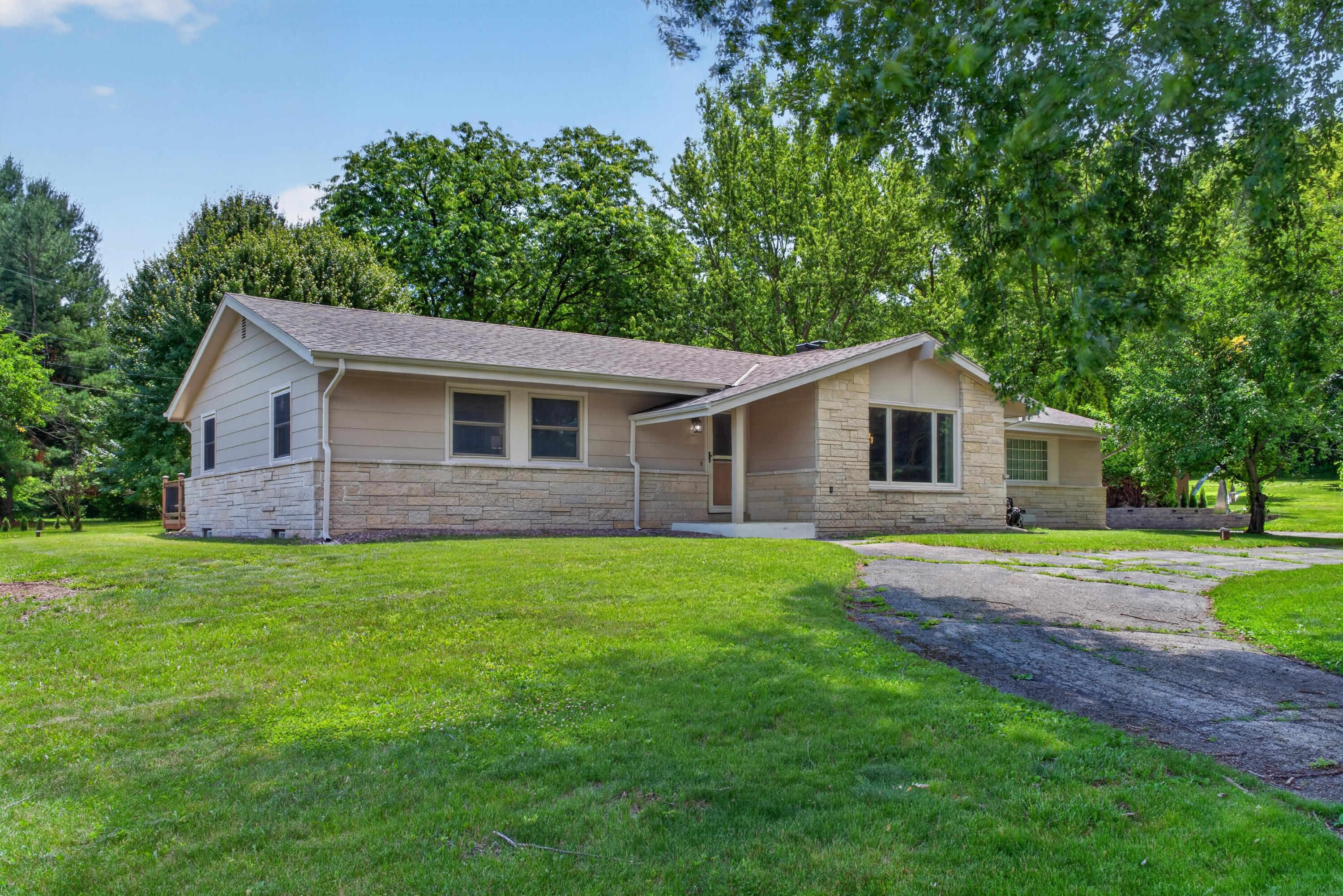 S94W23105 Meadow View Ln — photo