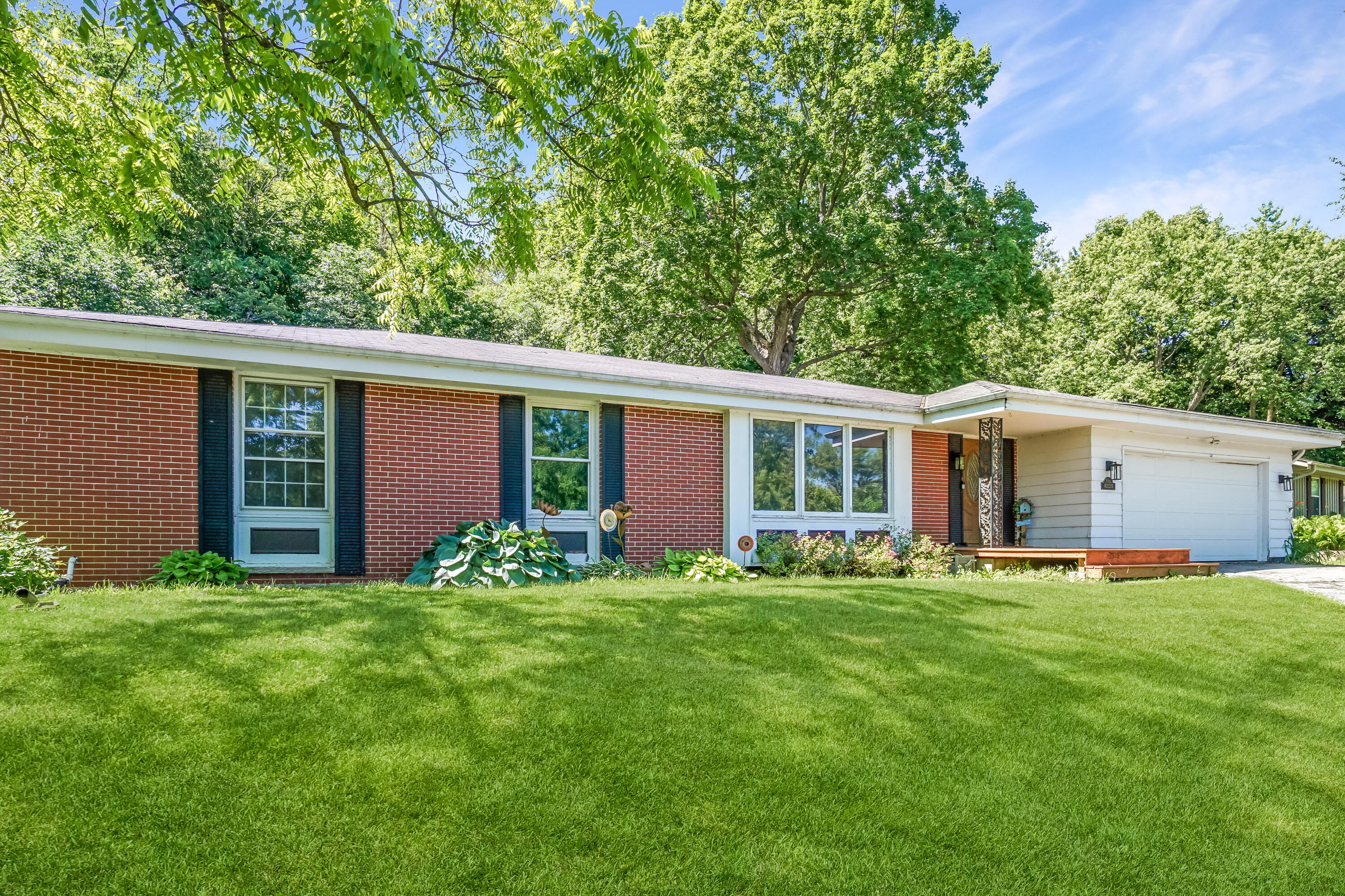 N105W21215 Oak Ln — photo