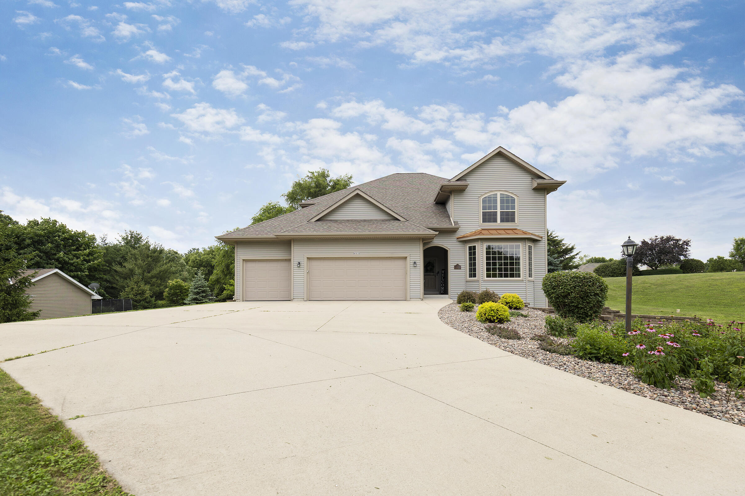 1615 N Fairview Ln — photo