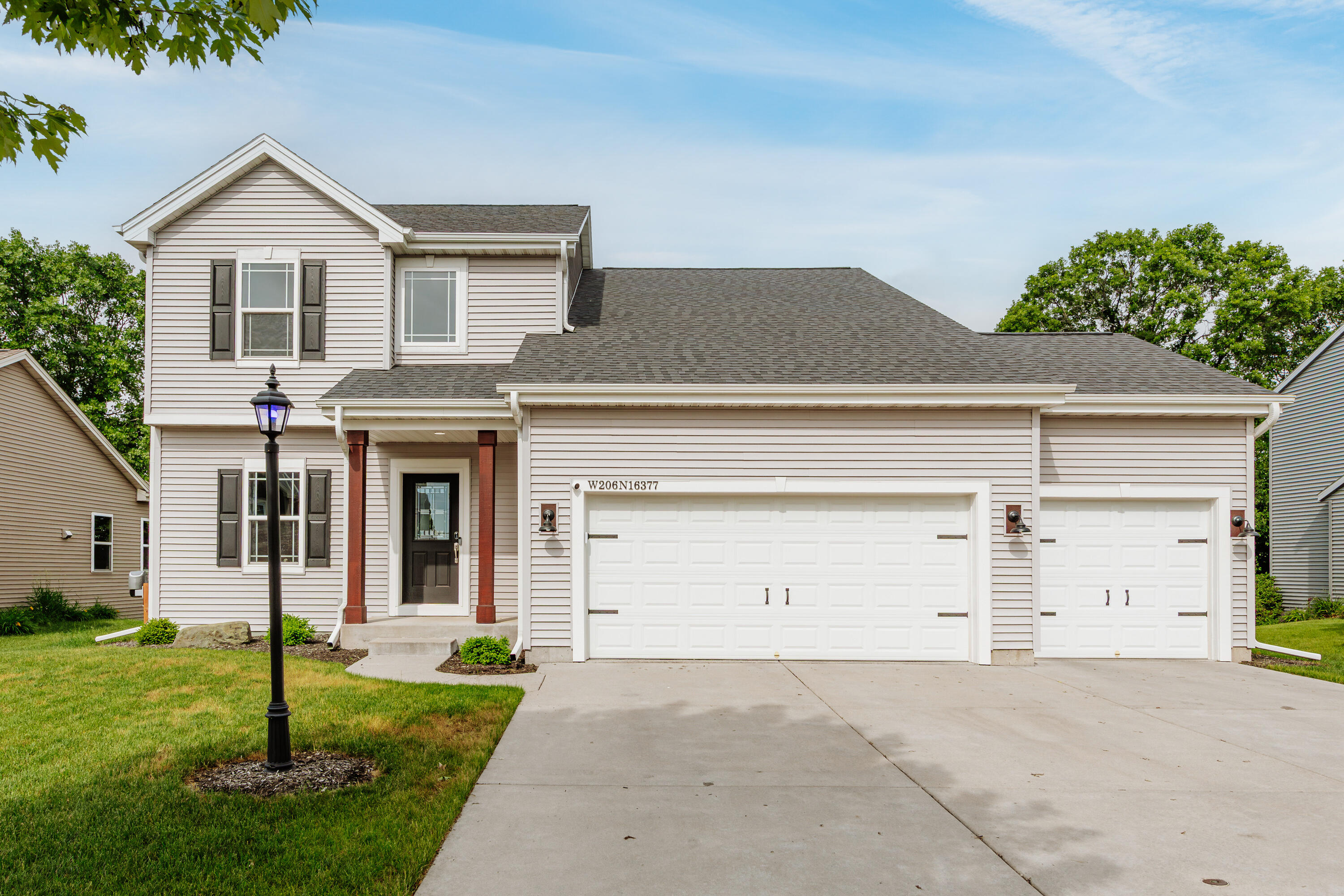 W206N16377 Marshland Dr — photo