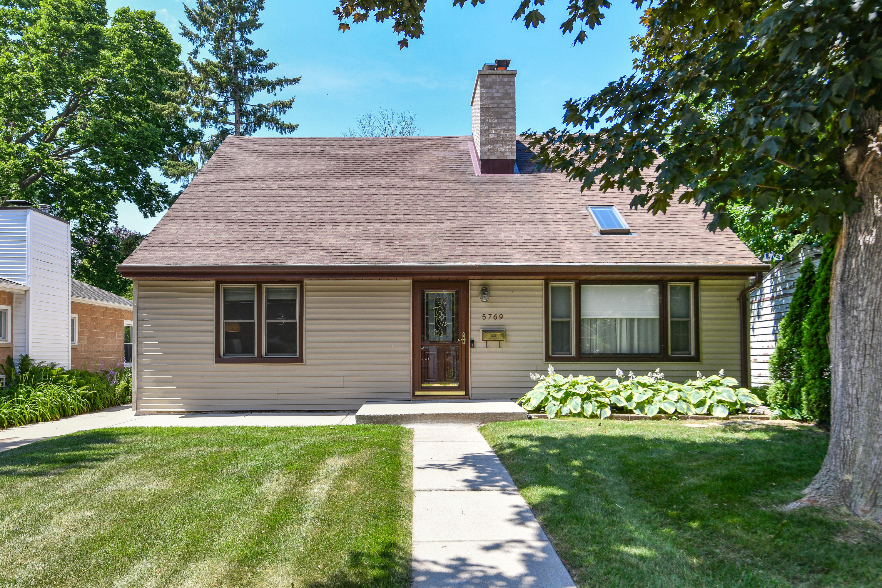 5769 N River Forest Dr — photo