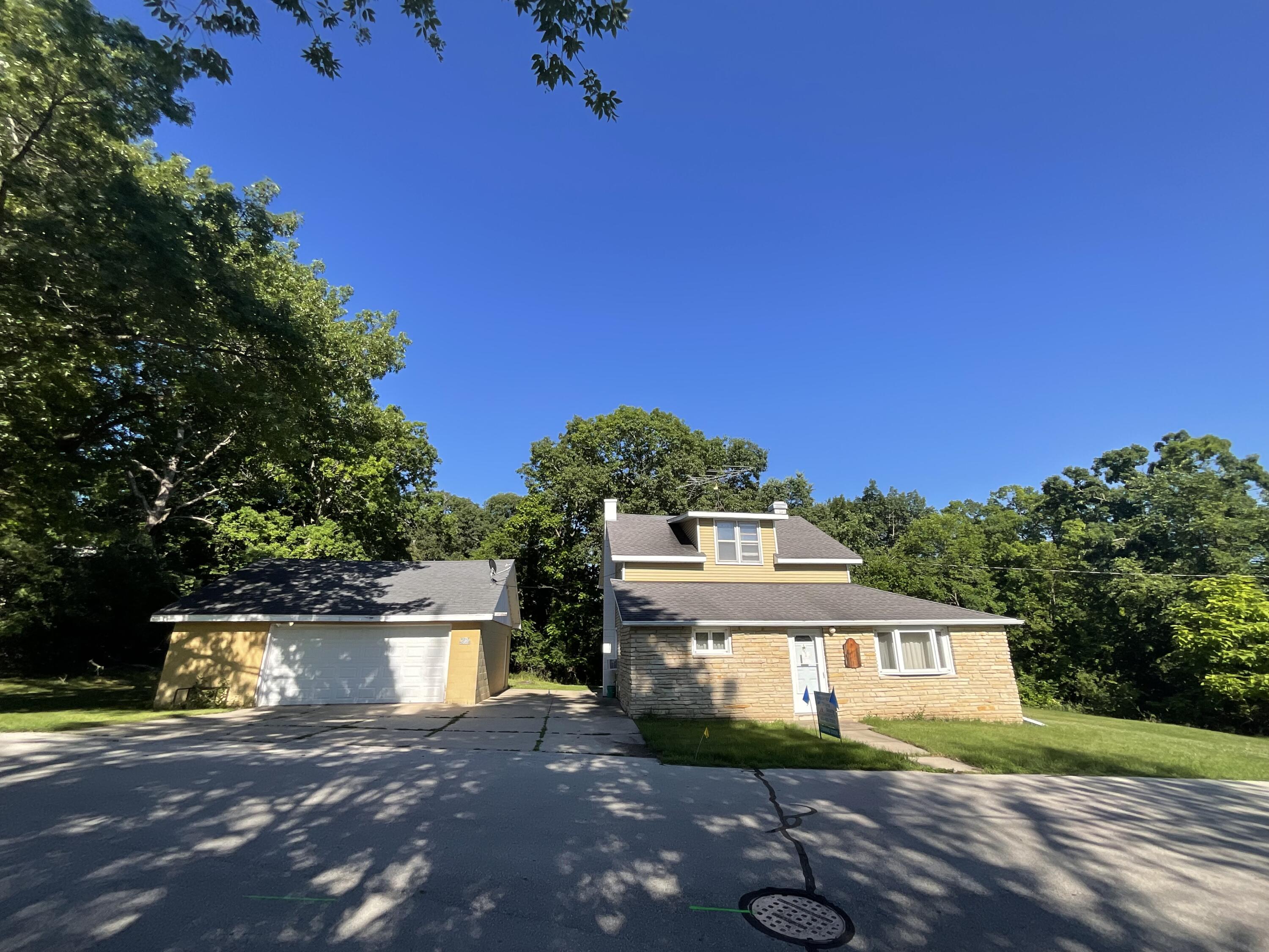 W297N2968 Oakwood Grove Rd — photo