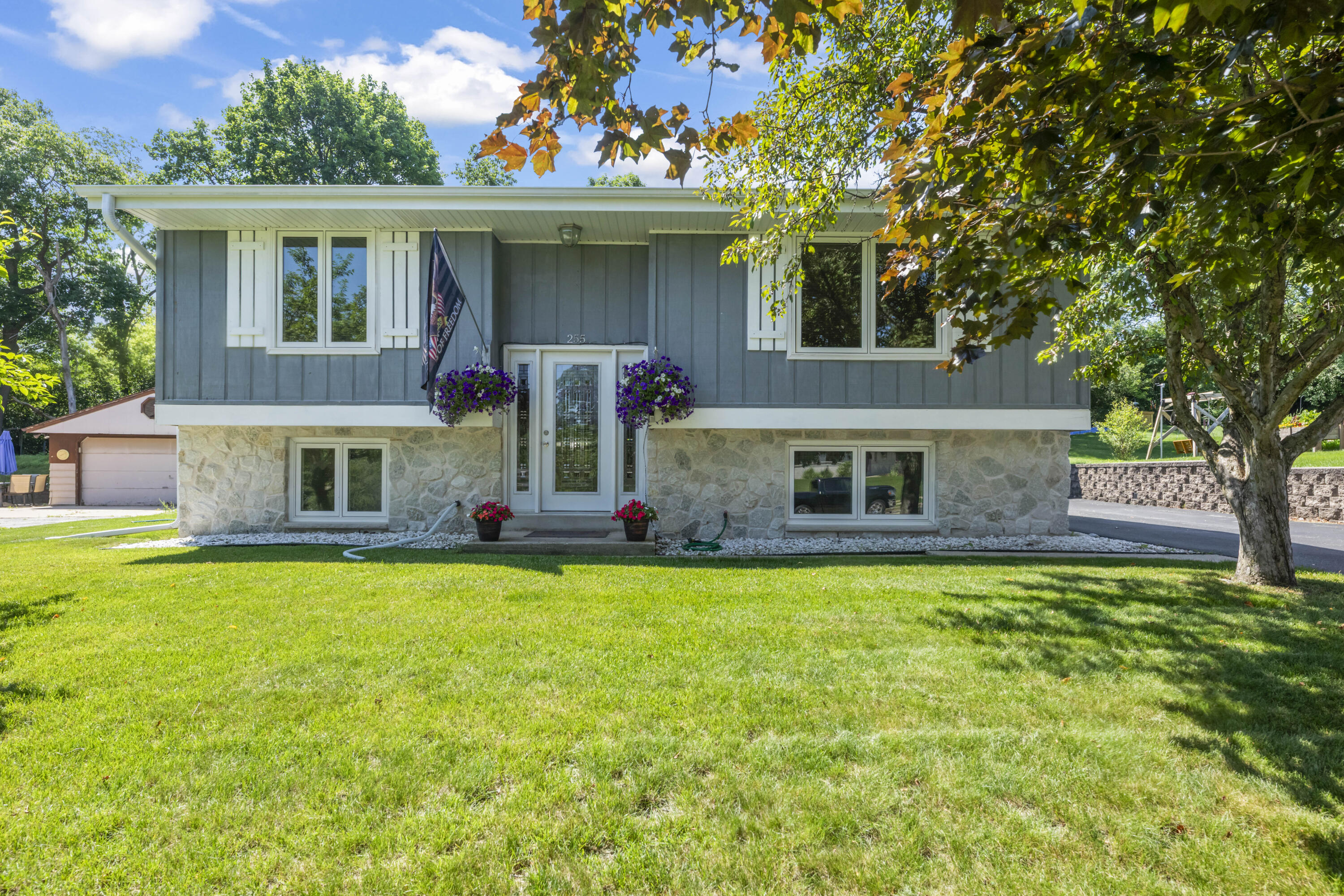 255 Willow Dr — photo