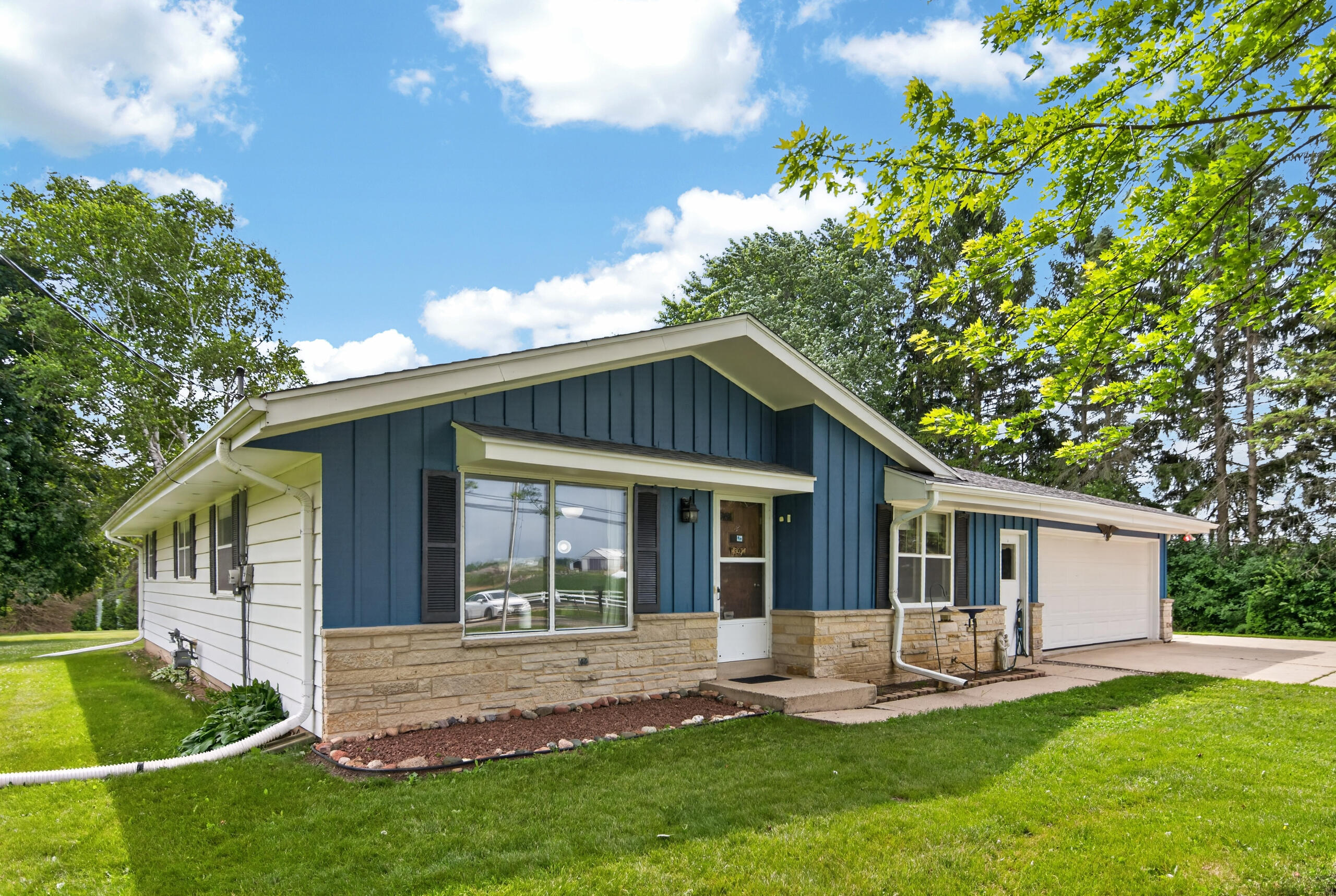 3174 Division Rd, Jackson, WI 53037