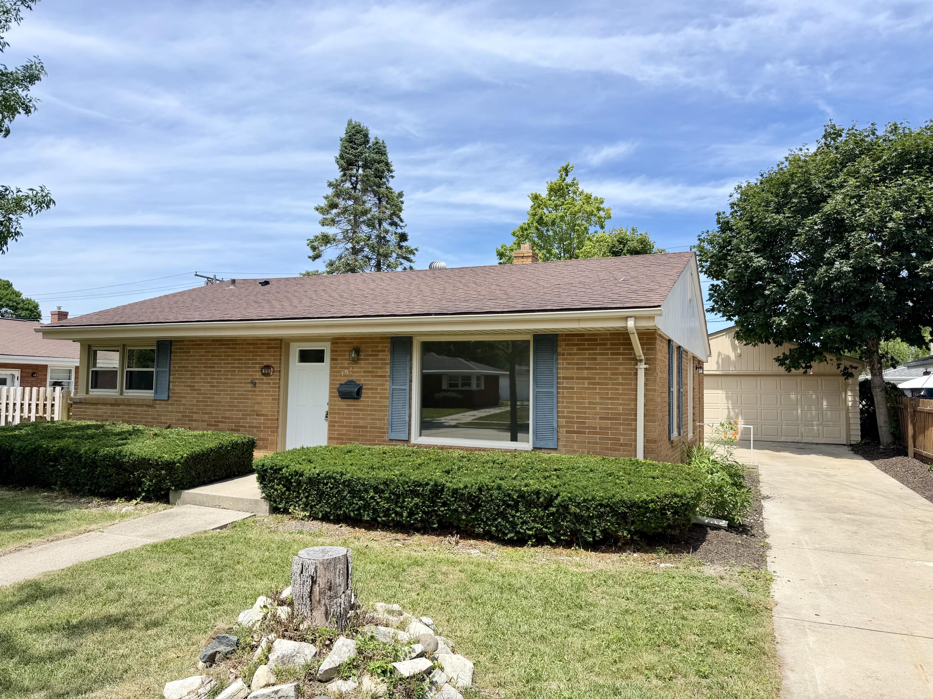 1010 Shorecrest Dr, Racine, WI 53402