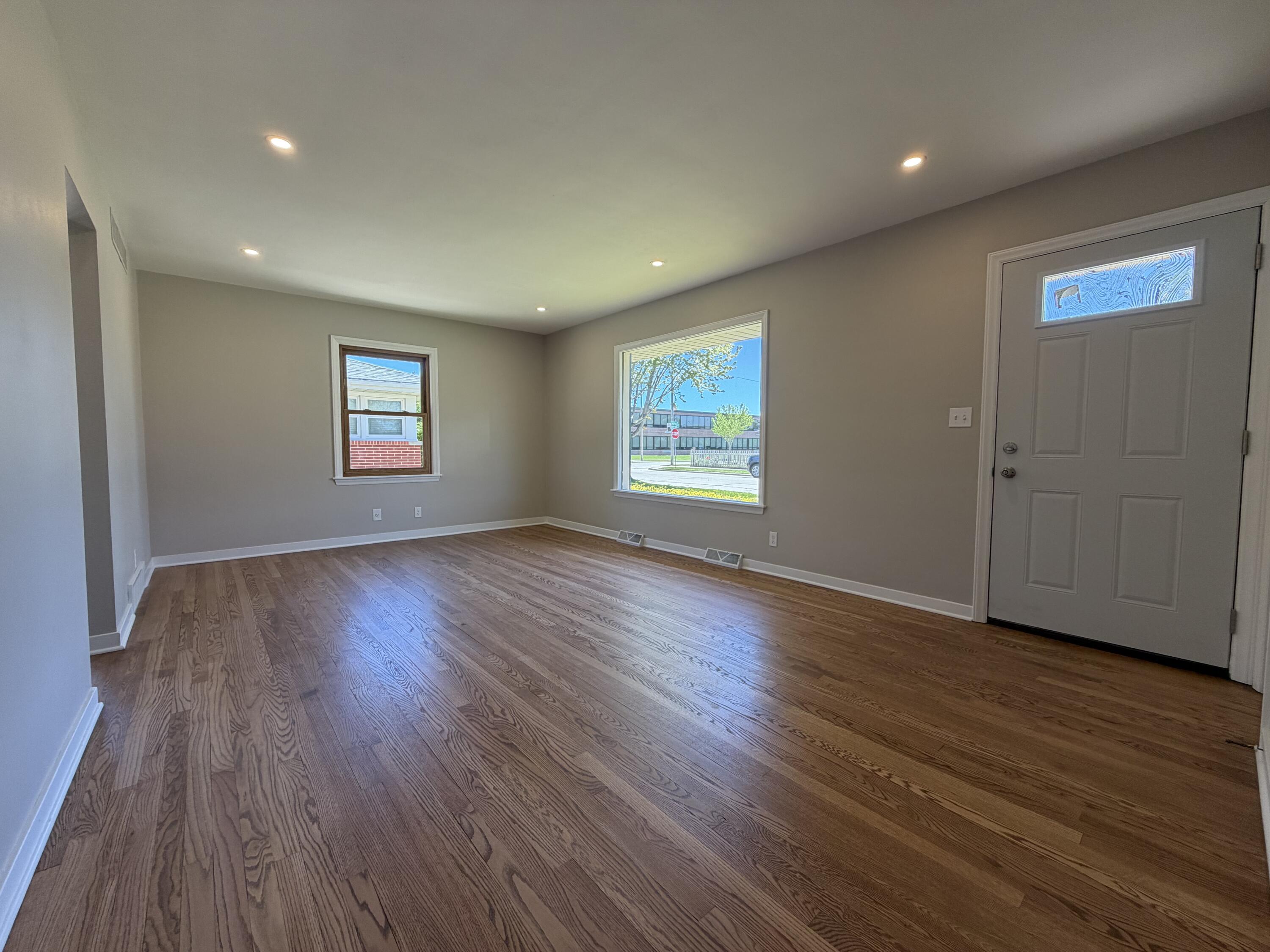 1010 Shorecrest Dr, Racine, WI 53402 — photo 2
