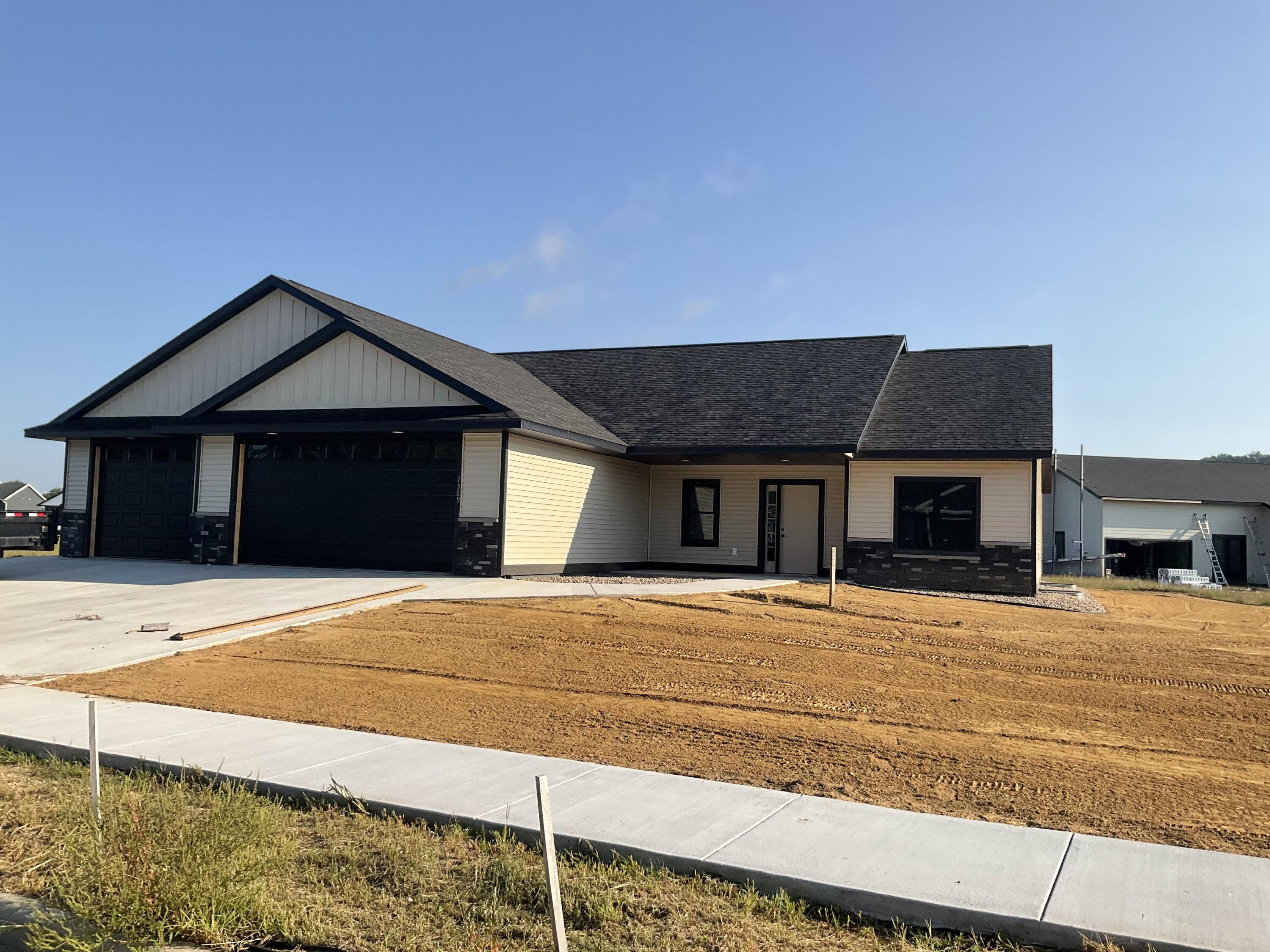 1309 Academy Dr — photo
