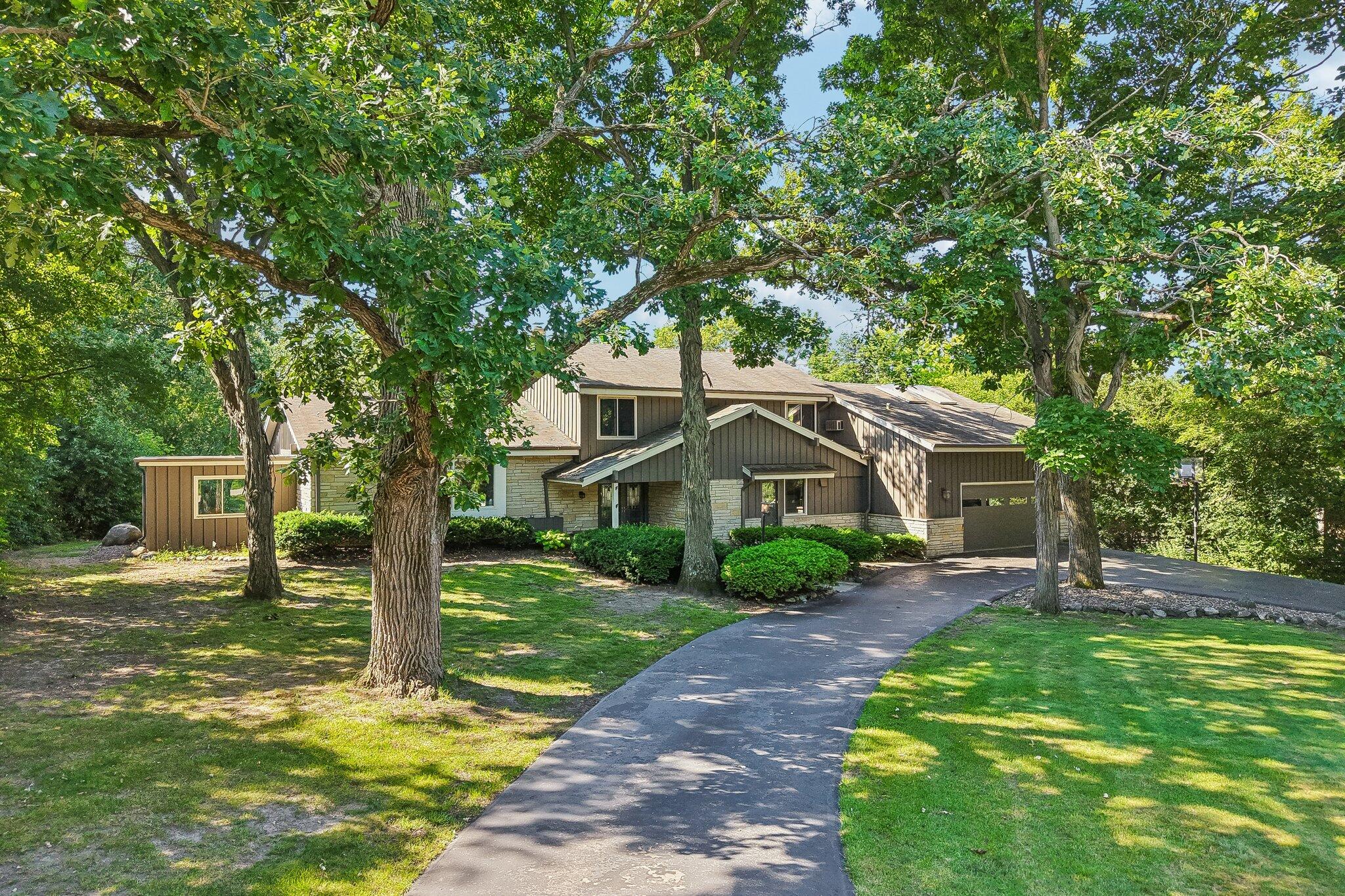 S23W26149 Canterbury Ln — photo