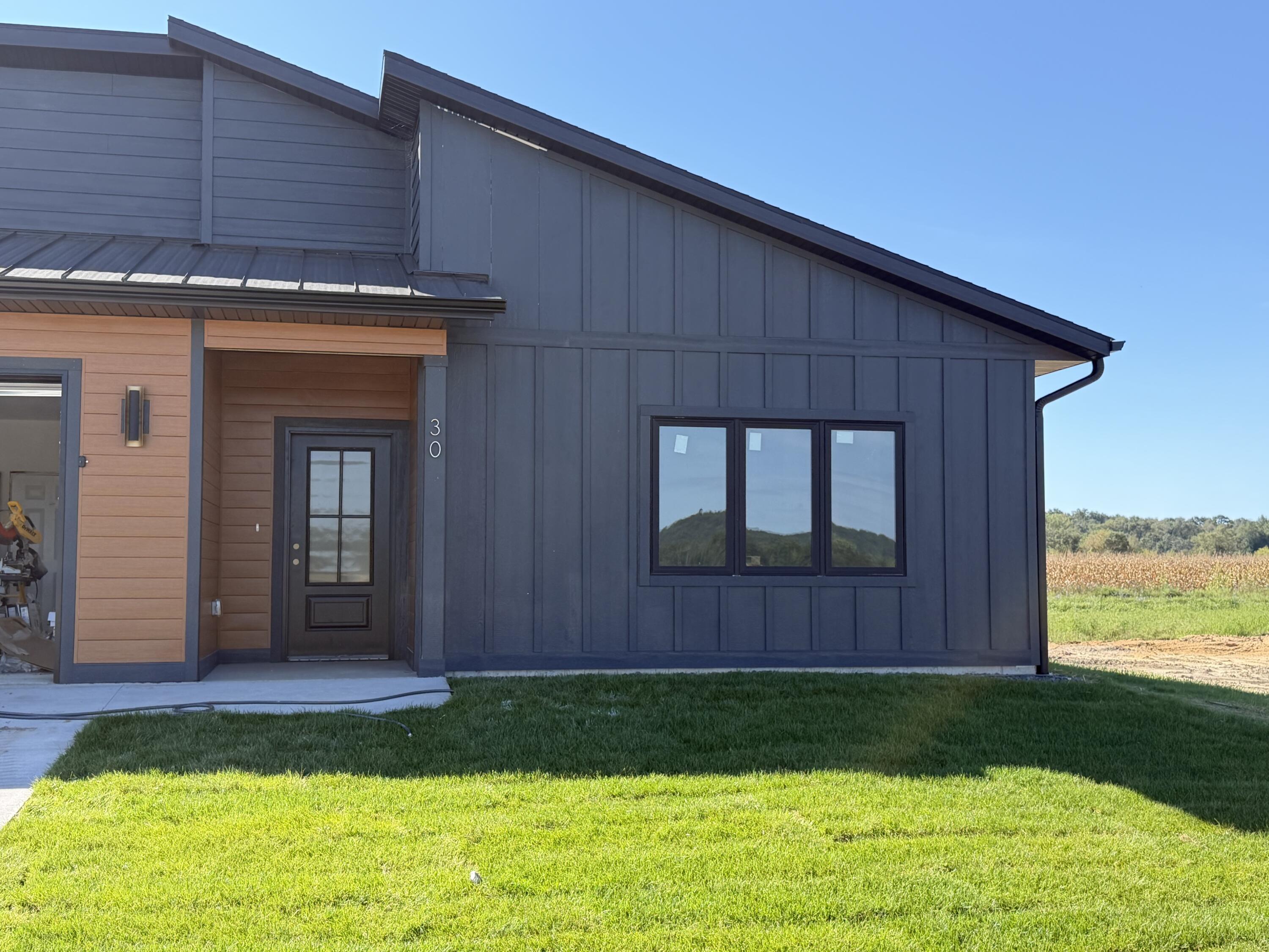 303 Daisy Dr — photo