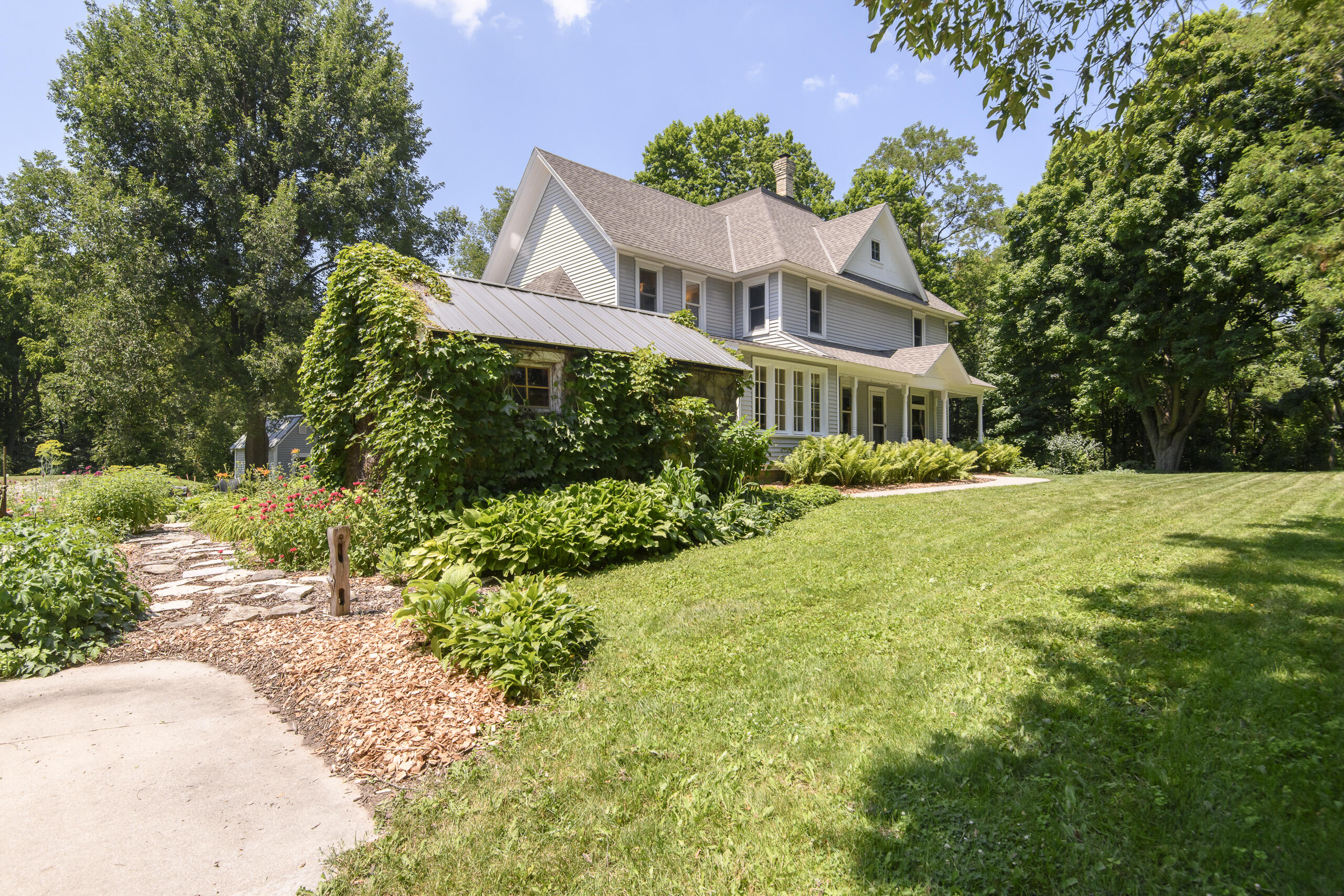 W247S8375 Stonehill Dr — photo