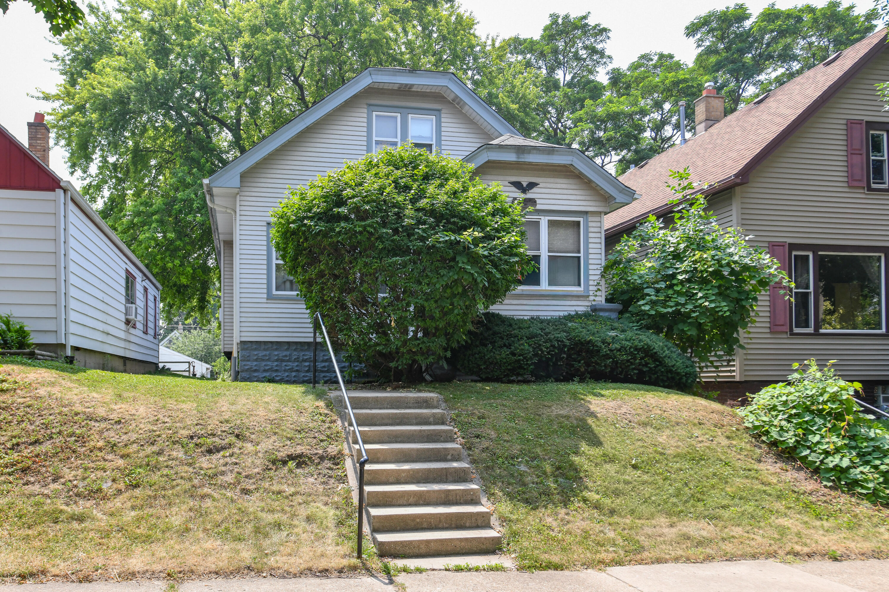 1901 E Hillcrest Ave — photo