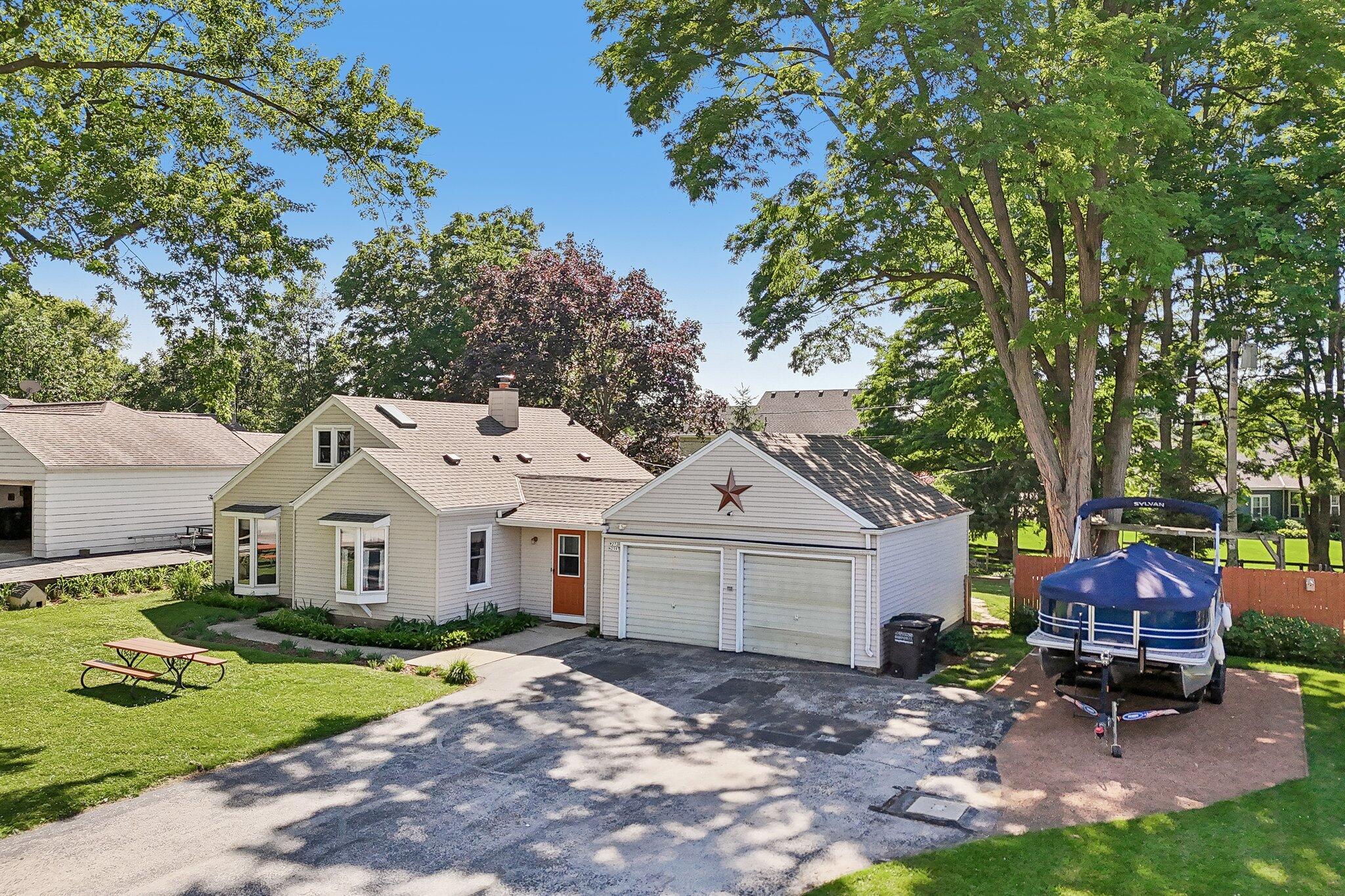 W272N2593 Apple Tree Ln — photo