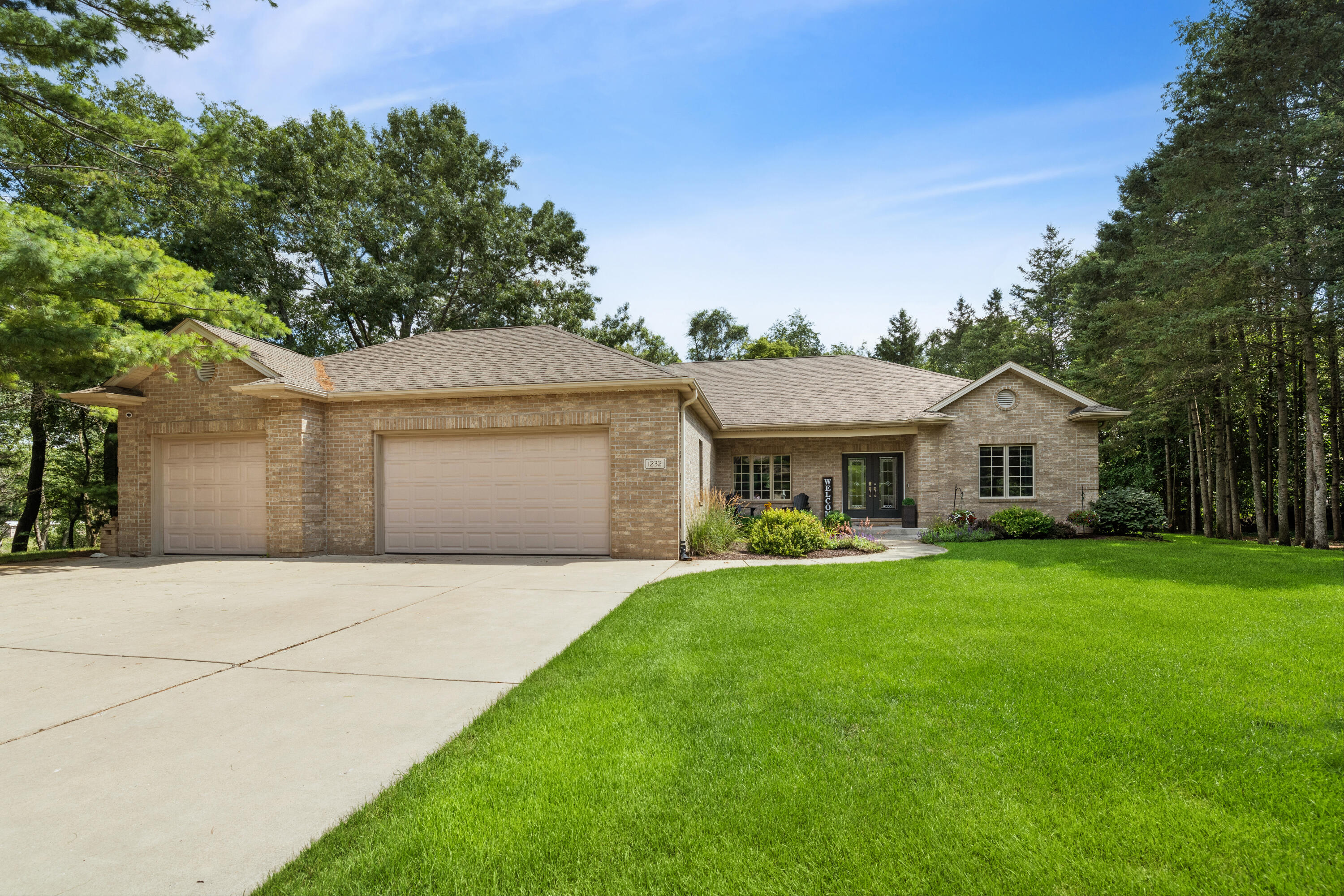 1232 Peregrine Ct — photo