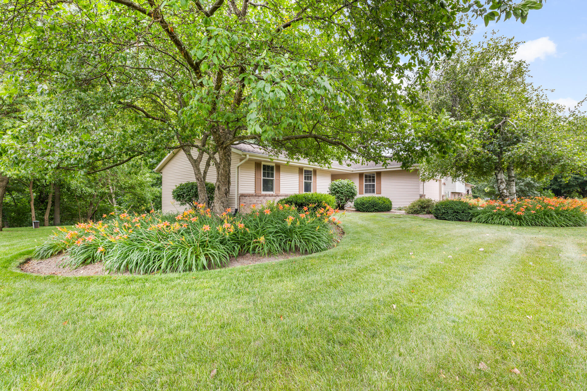 5736 Hickory Knoll Dr — photo