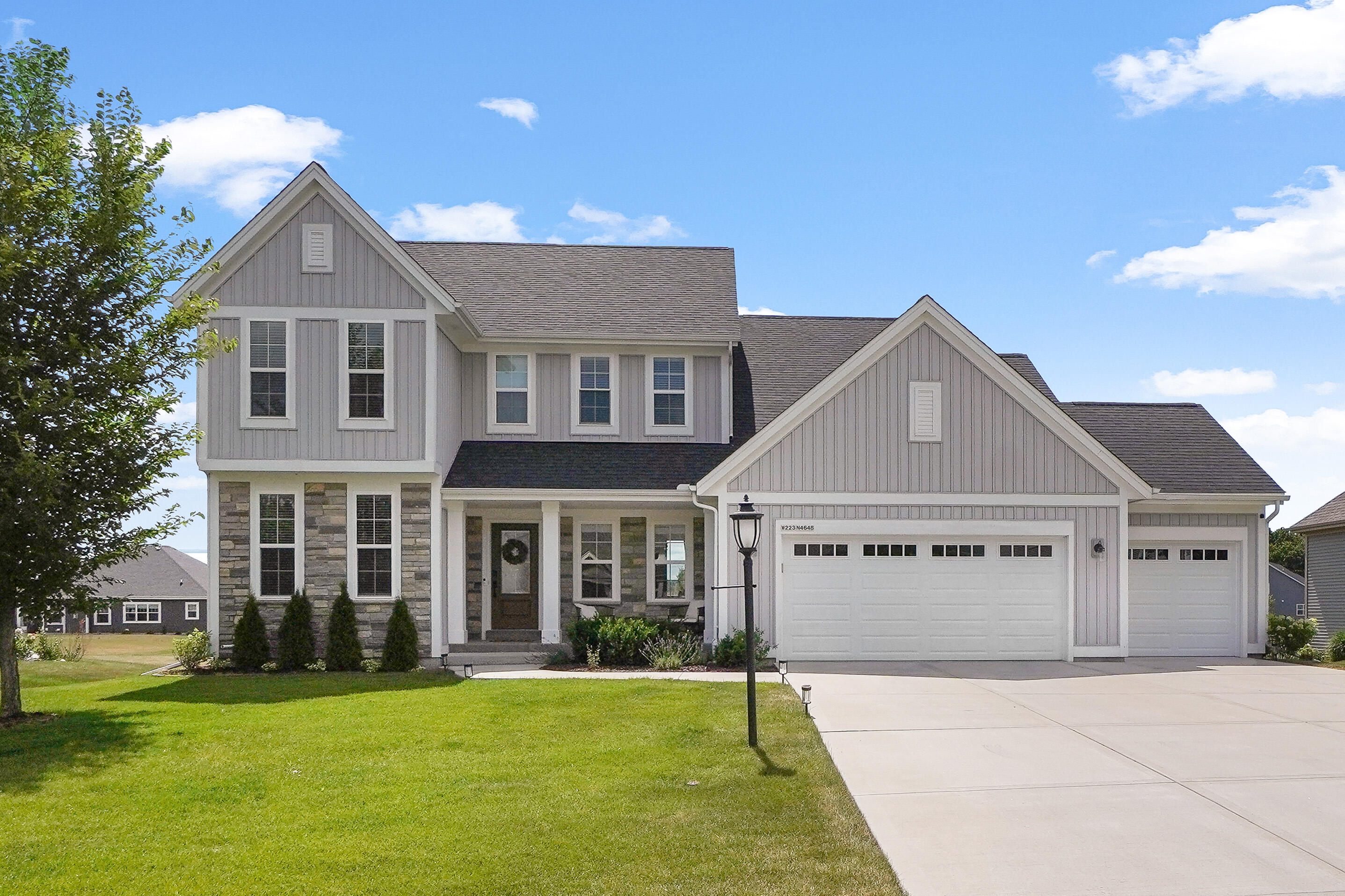 W223N4648 Seven Oaks Dr — photo