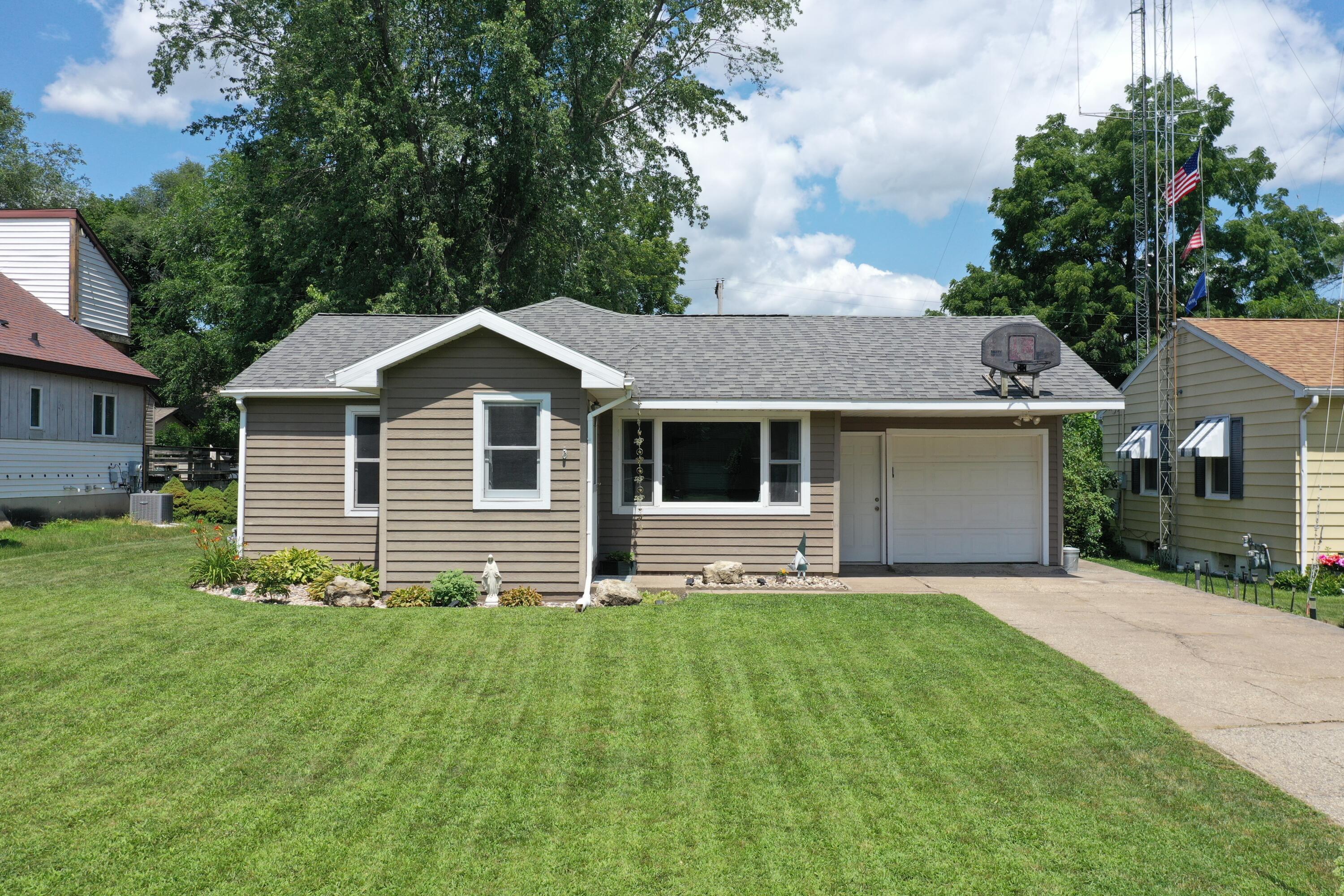 2715 Burr Oak St E — photo