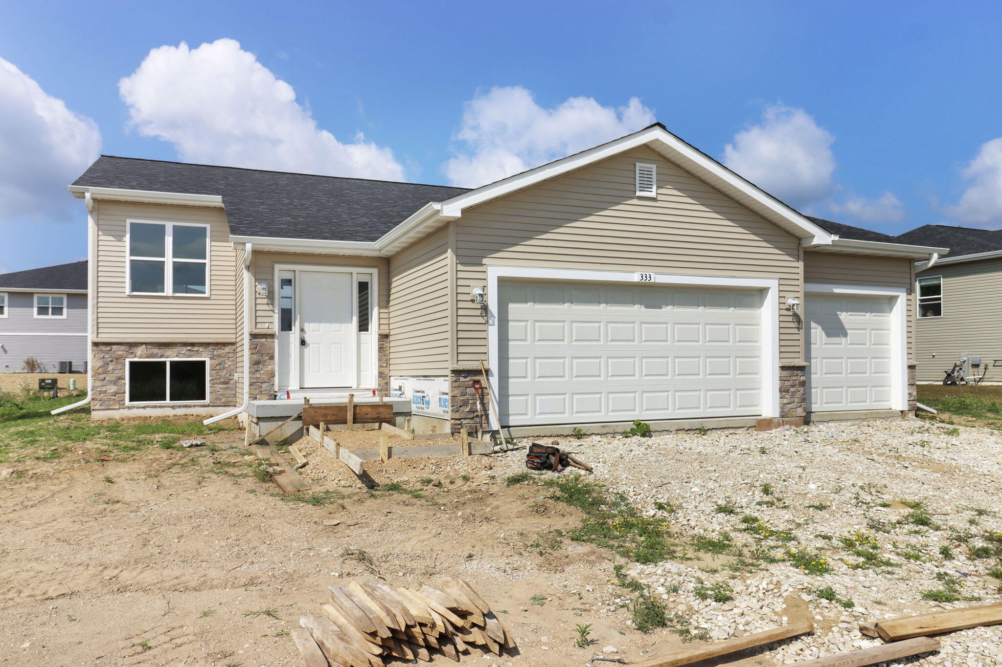 333 Parker Dr — photo