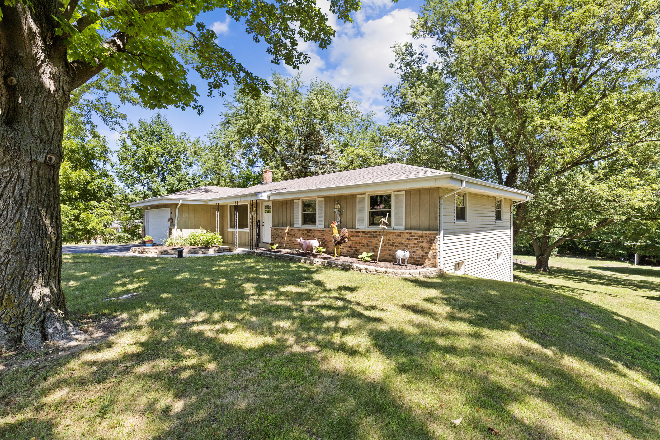 W230S5930 Molla Dr — photo