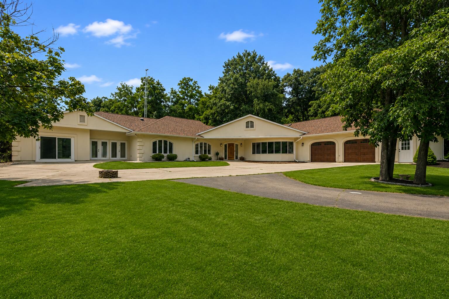 903 W Hazel Ridge Rd — photo