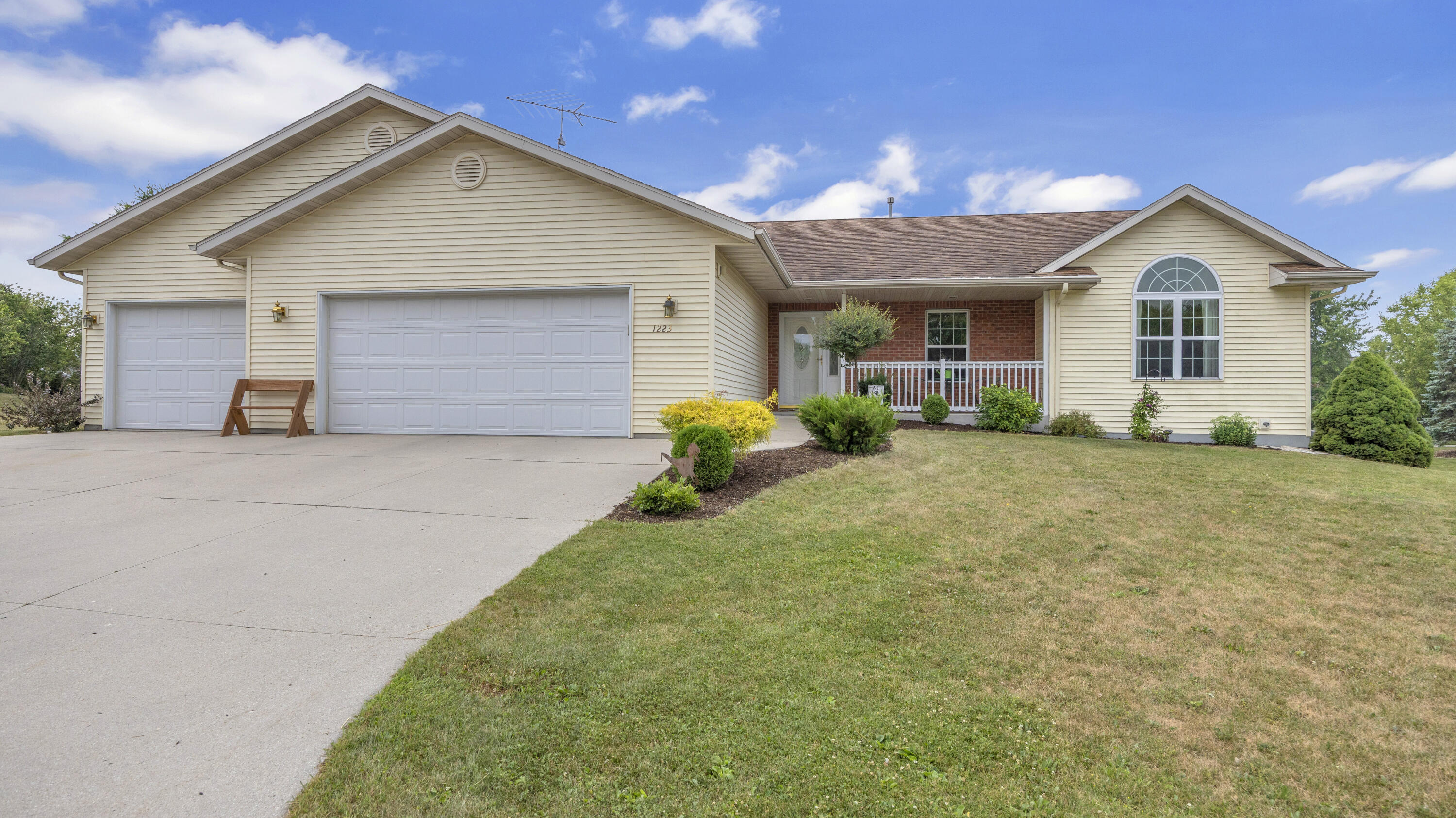 1223 Huron Trl — photo