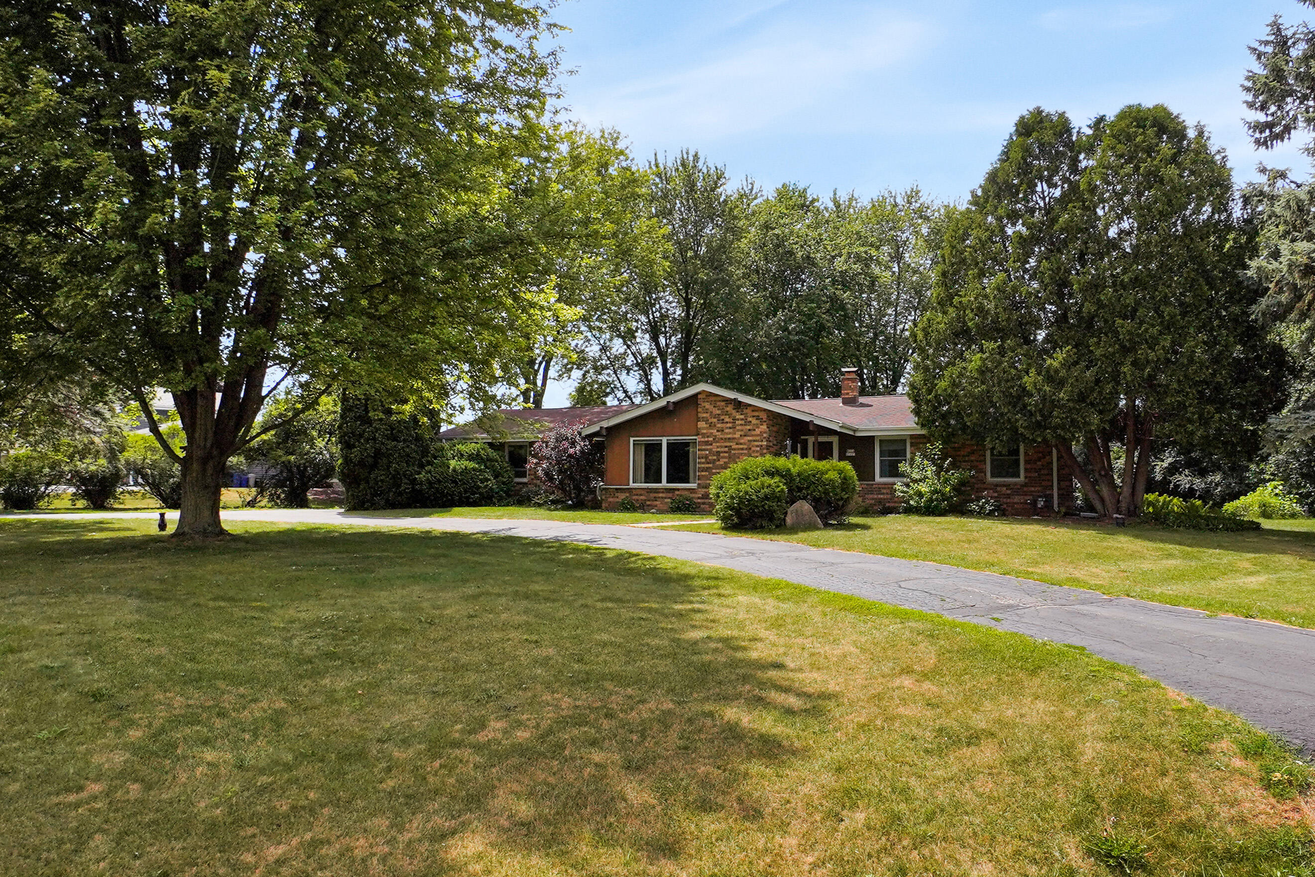 W224N5025 East View Dr — photo