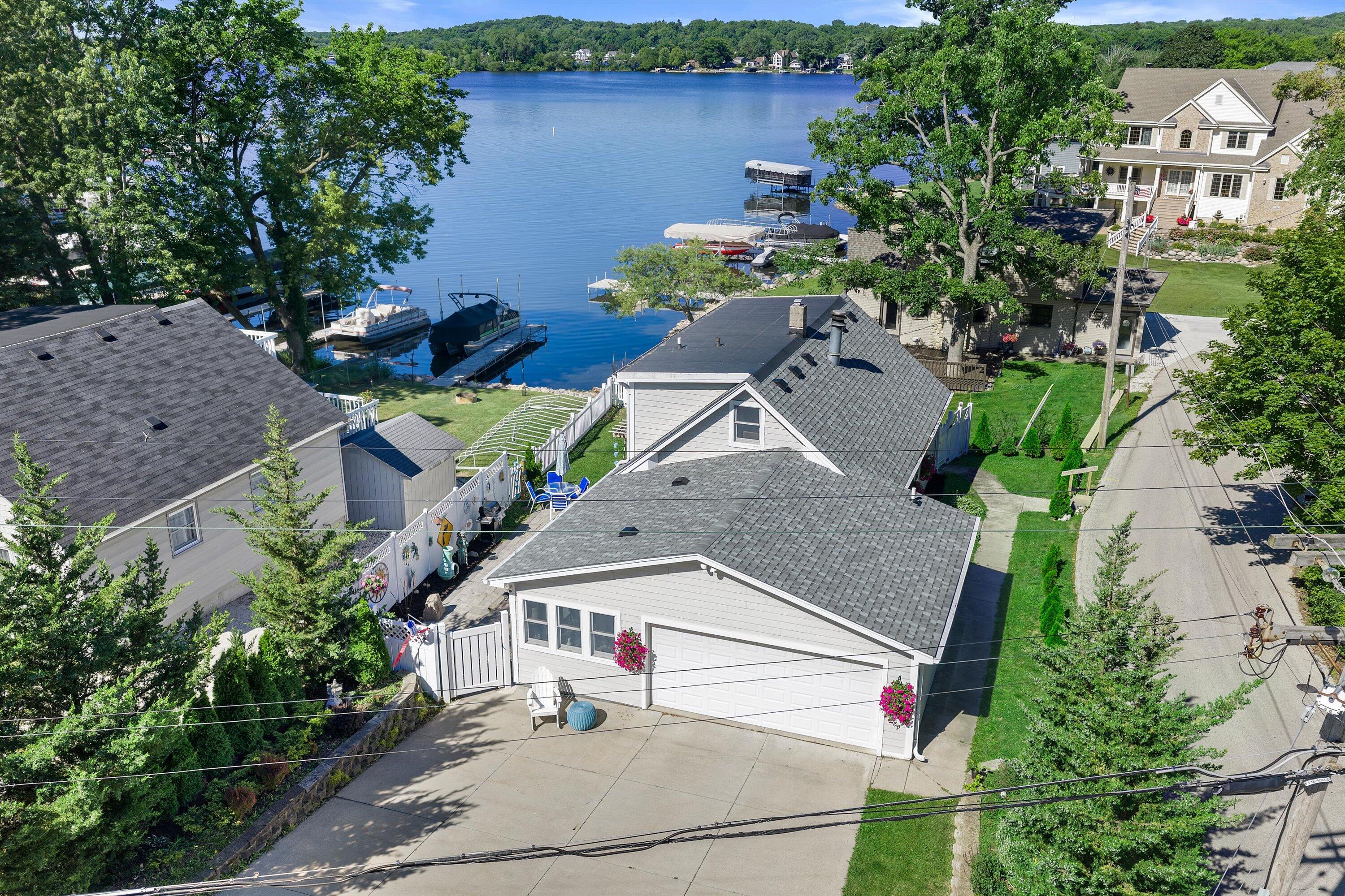 S68W18031 Island Dr — photo