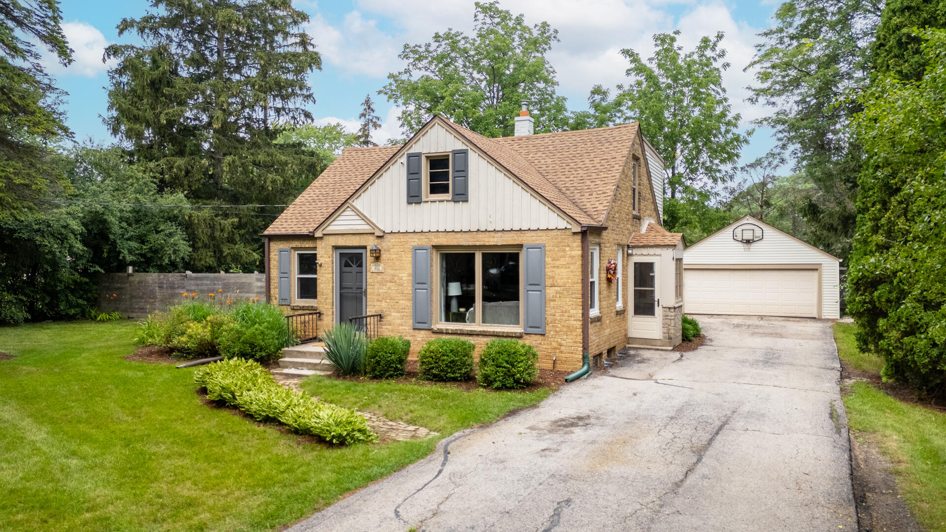 450 W Bradley Rd — photo