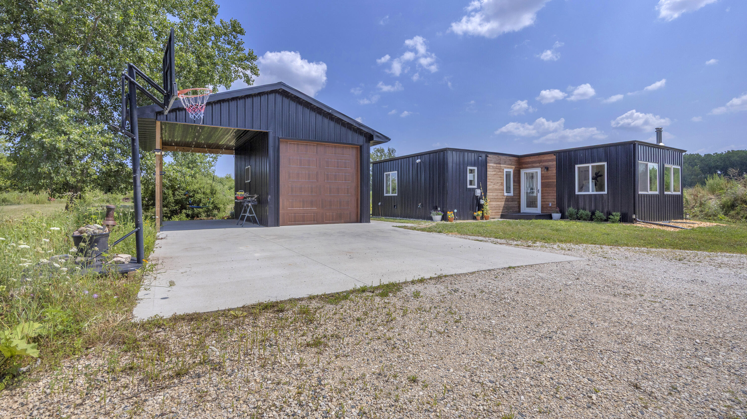 909 Page Ct — photo