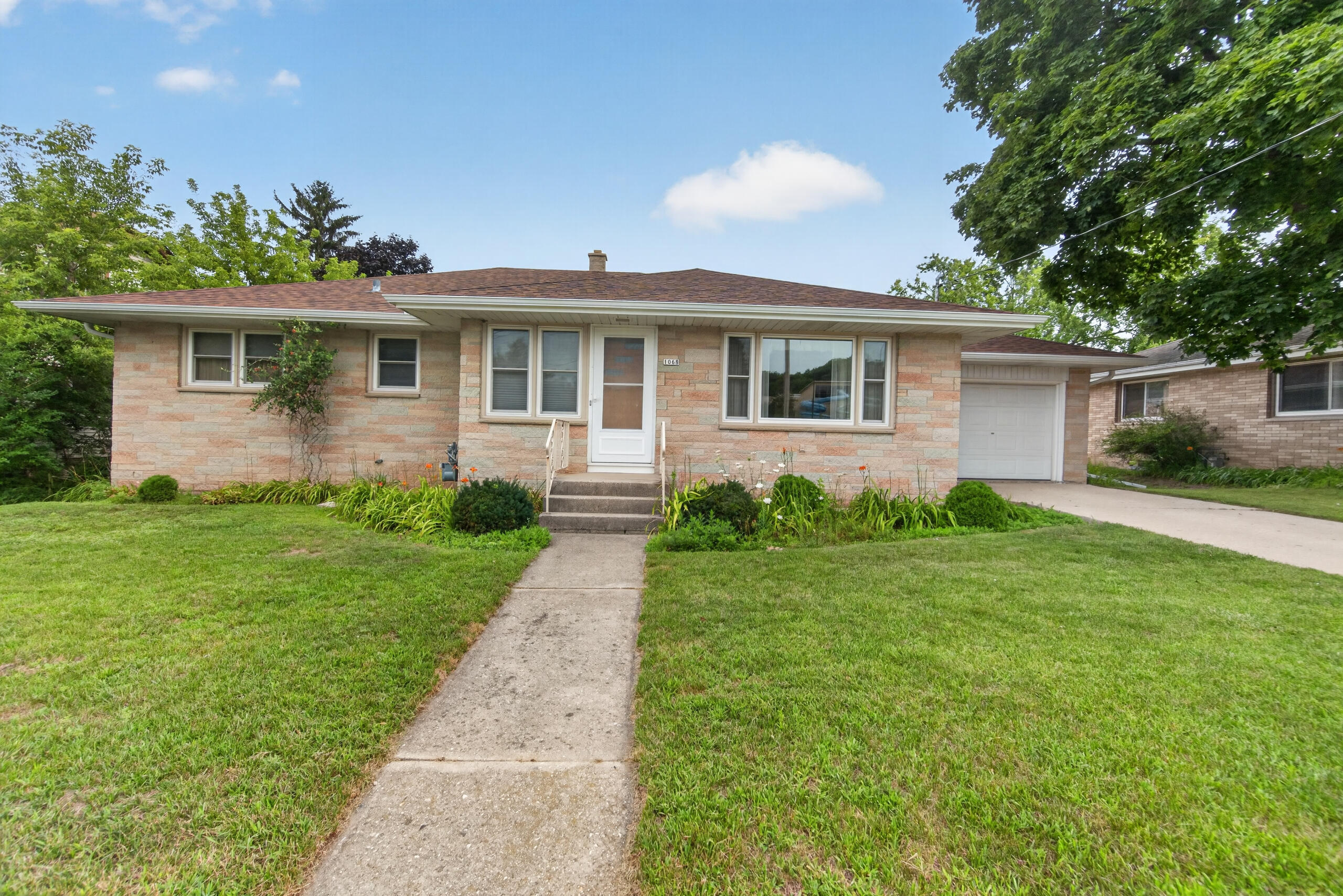 1068 Cedar St — photo