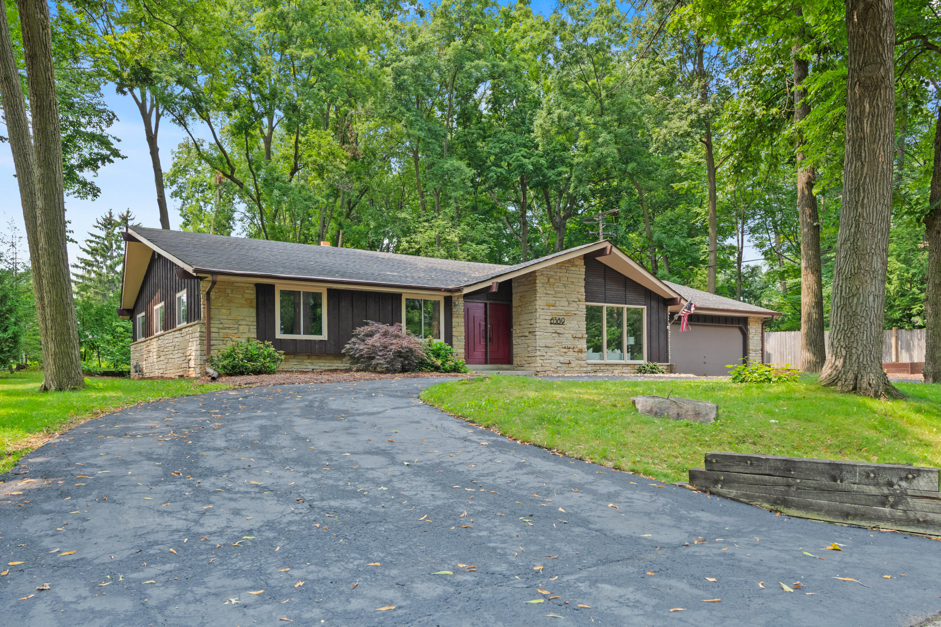6589 N Crestwood Dr — photo