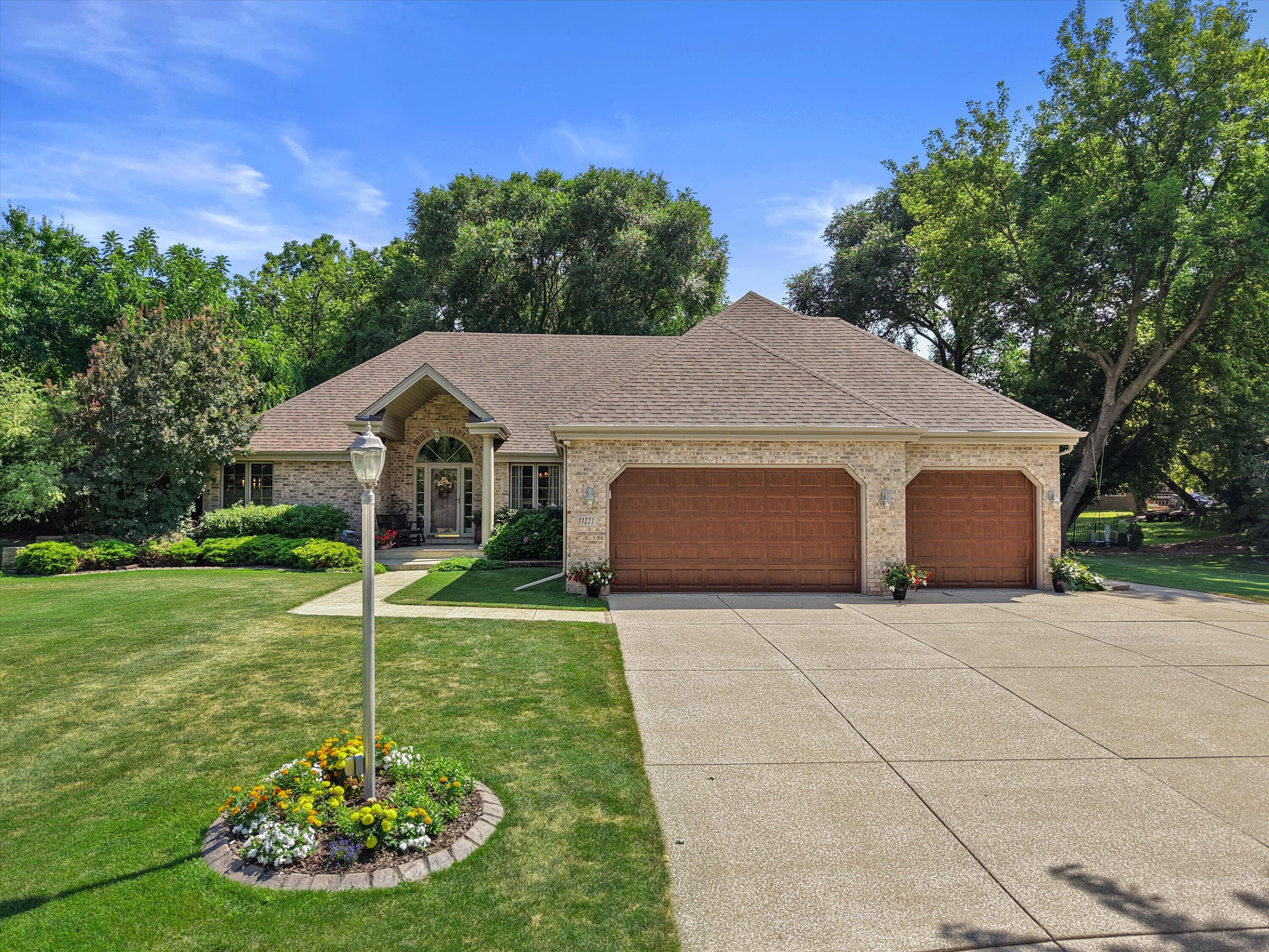 11221 W Drake Ln — photo