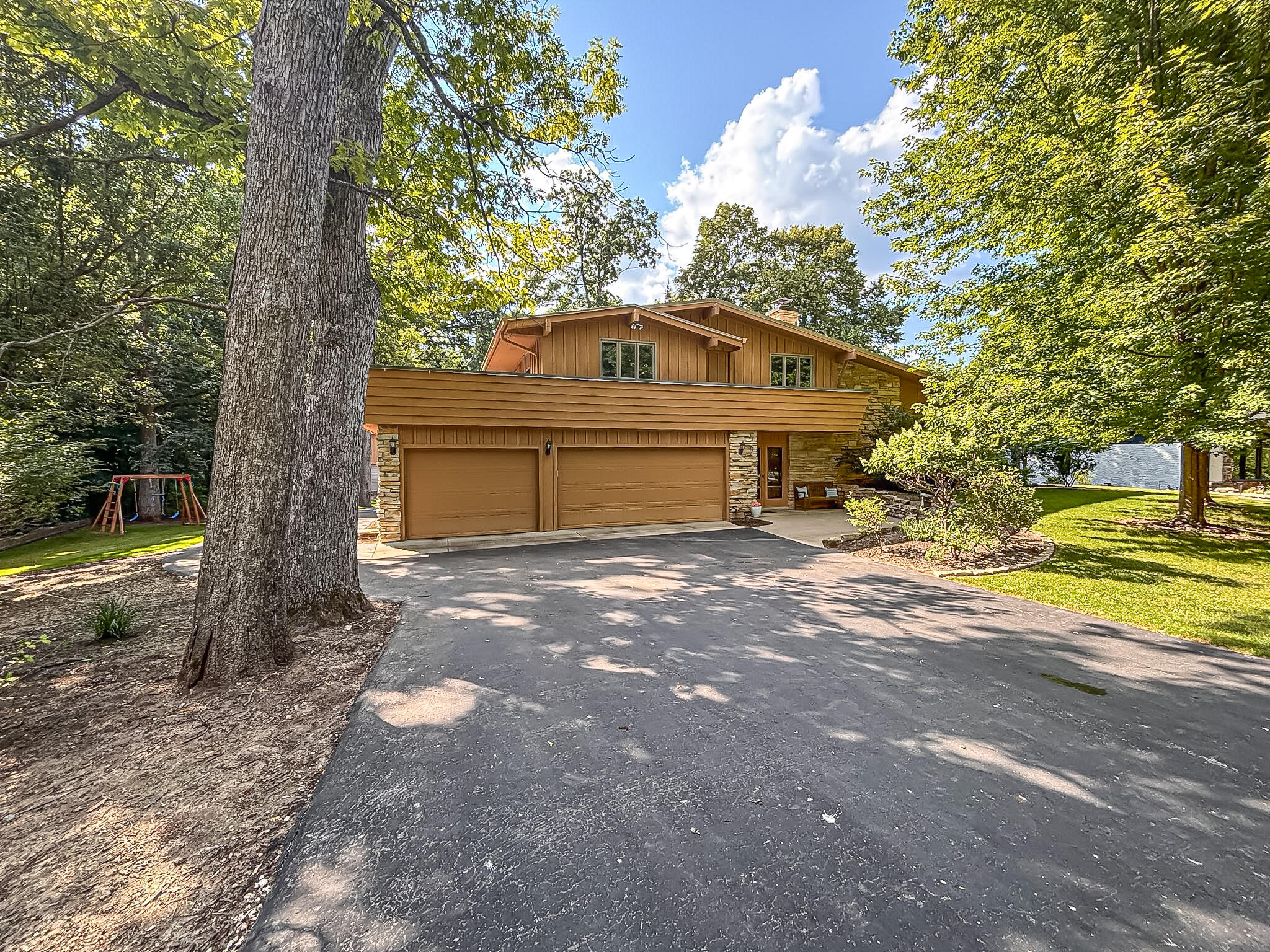 W267N7141 White Oak Dr — photo