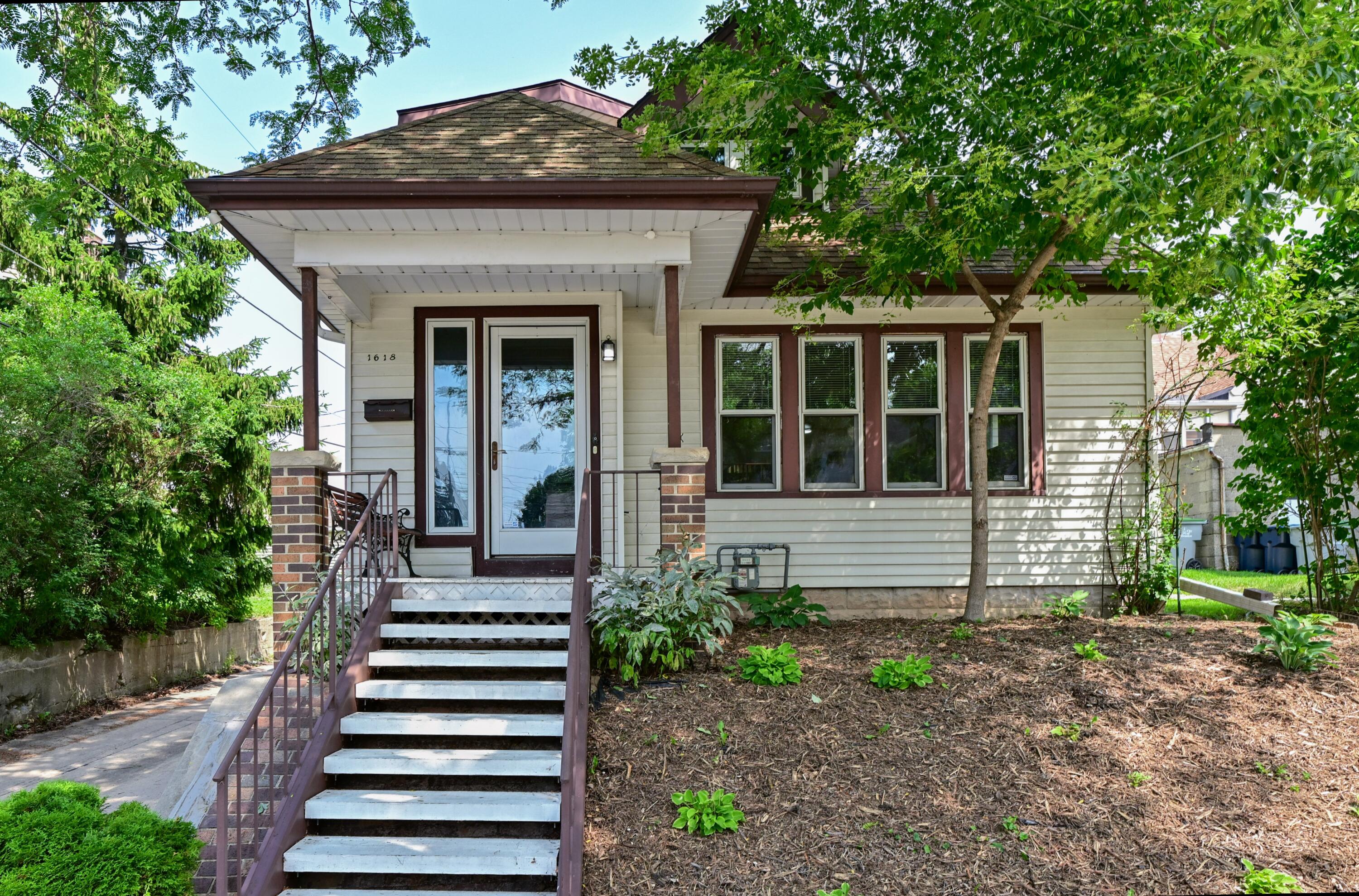 1618 E Newport Ave — photo