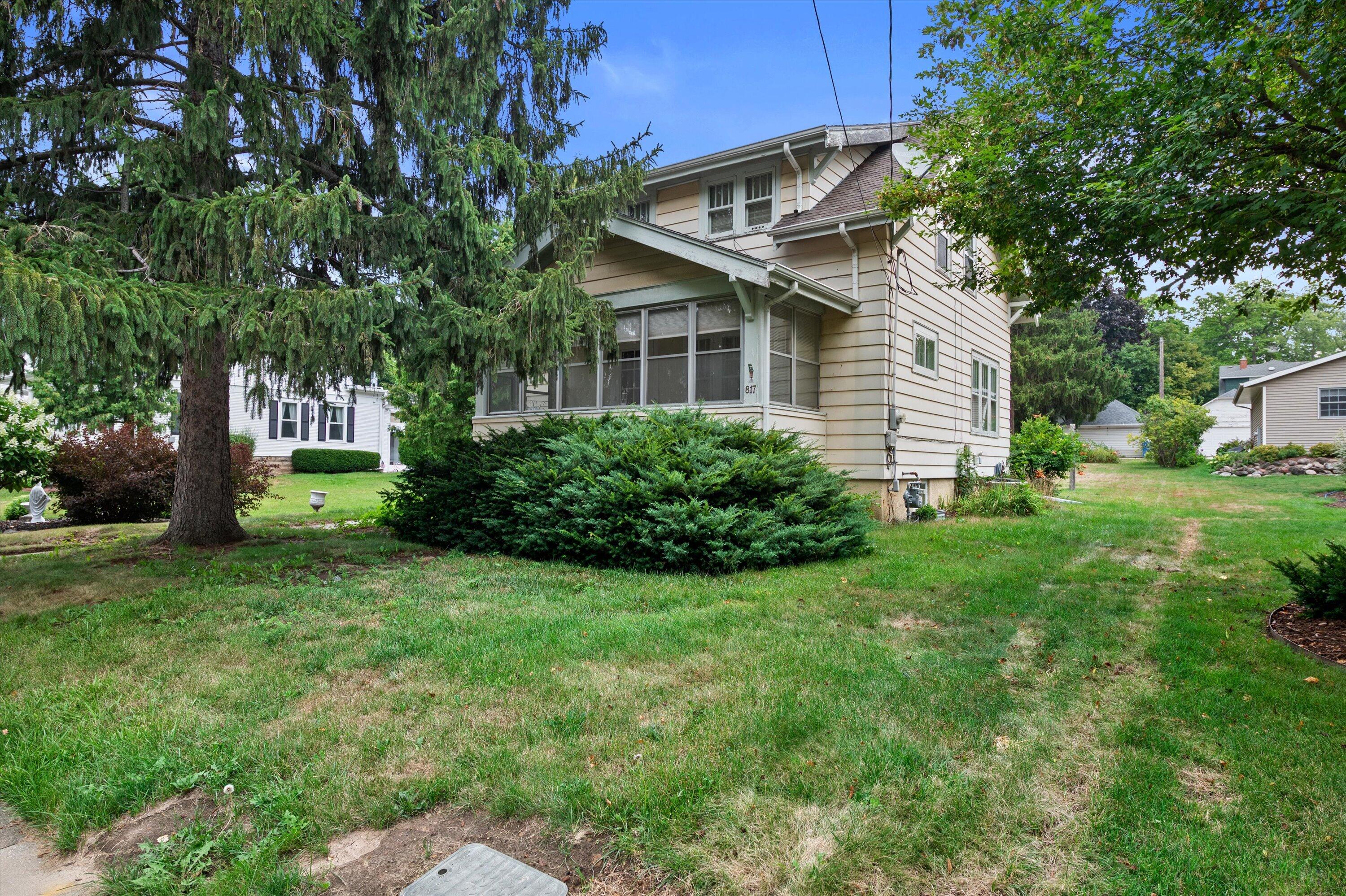 817 Richards Ave — photo
