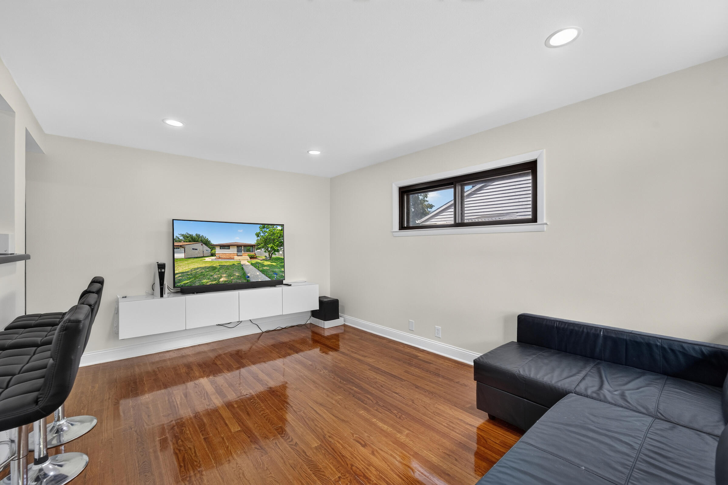 4643 S Logan Ave — photo
