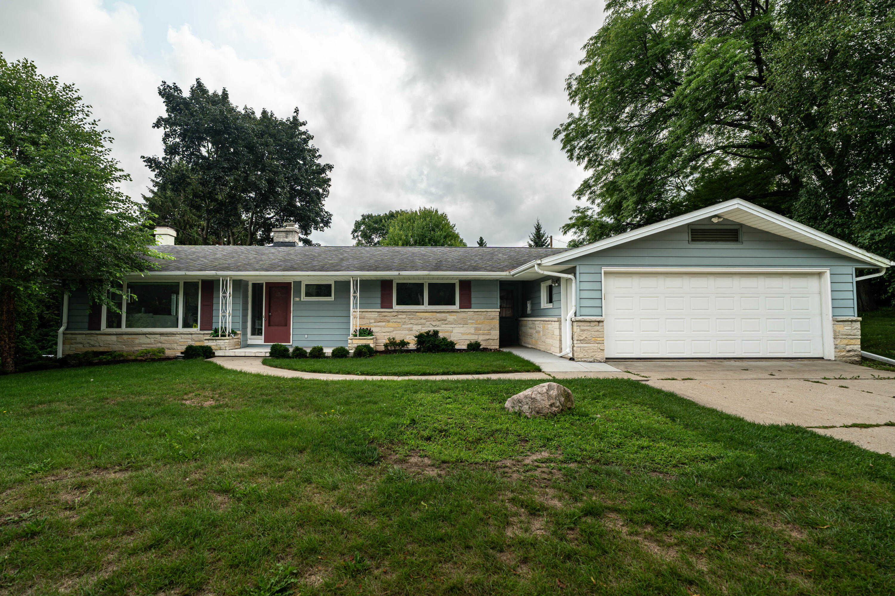 805 W Decorah Rd — photo