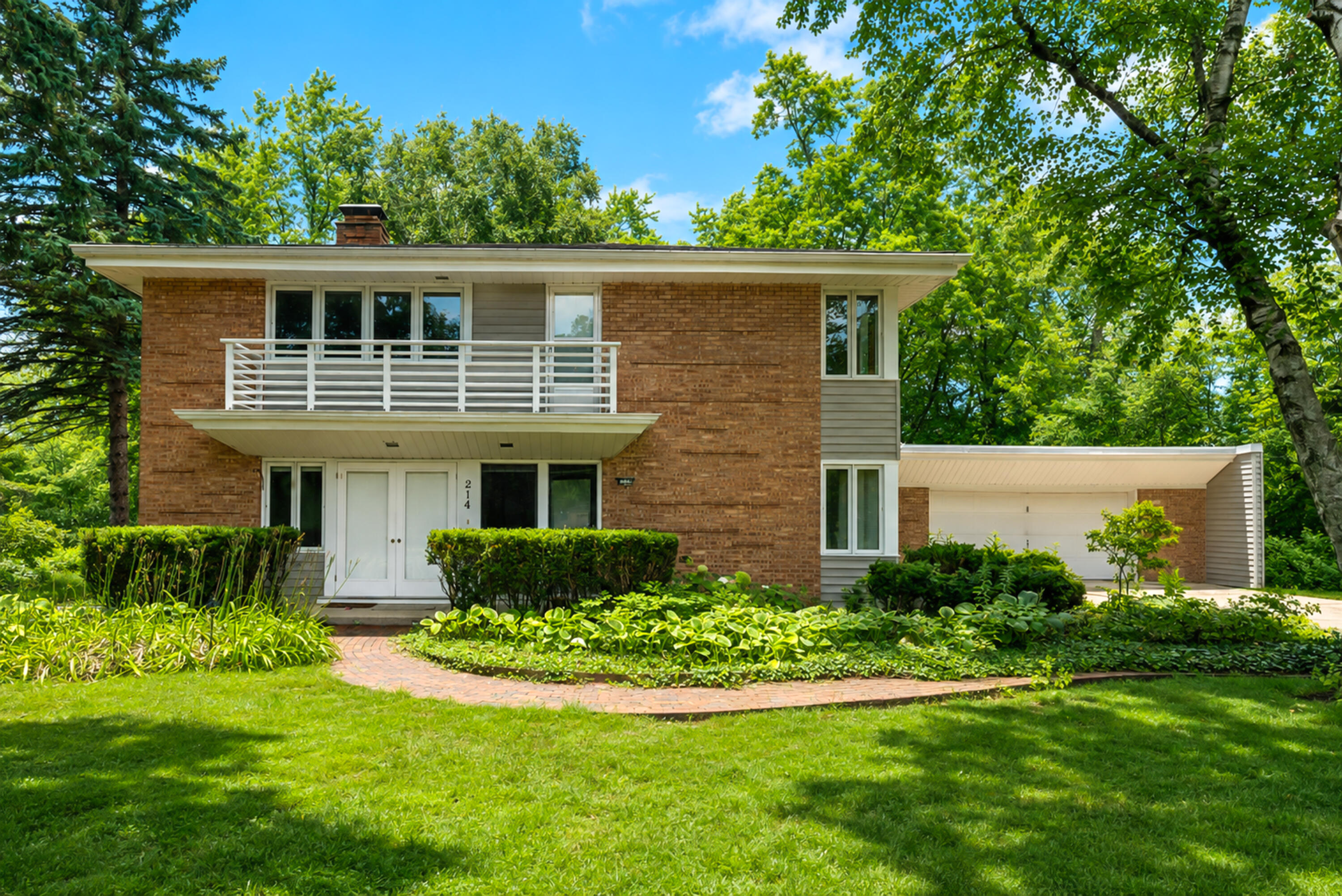 214 E Spooner Rd, Fox Point, WI 53217