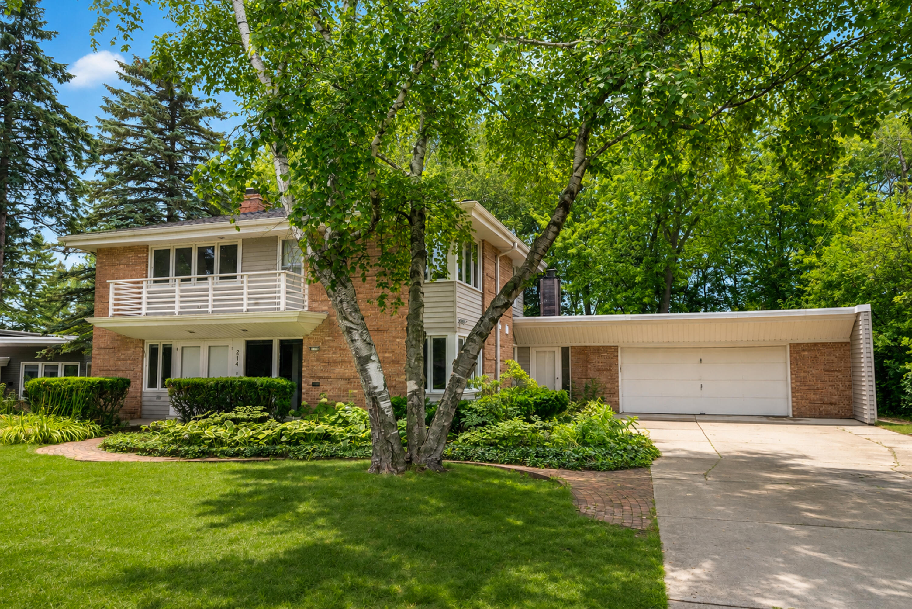 214 E Spooner Rd, Fox Point, WI 53217 — photo 2