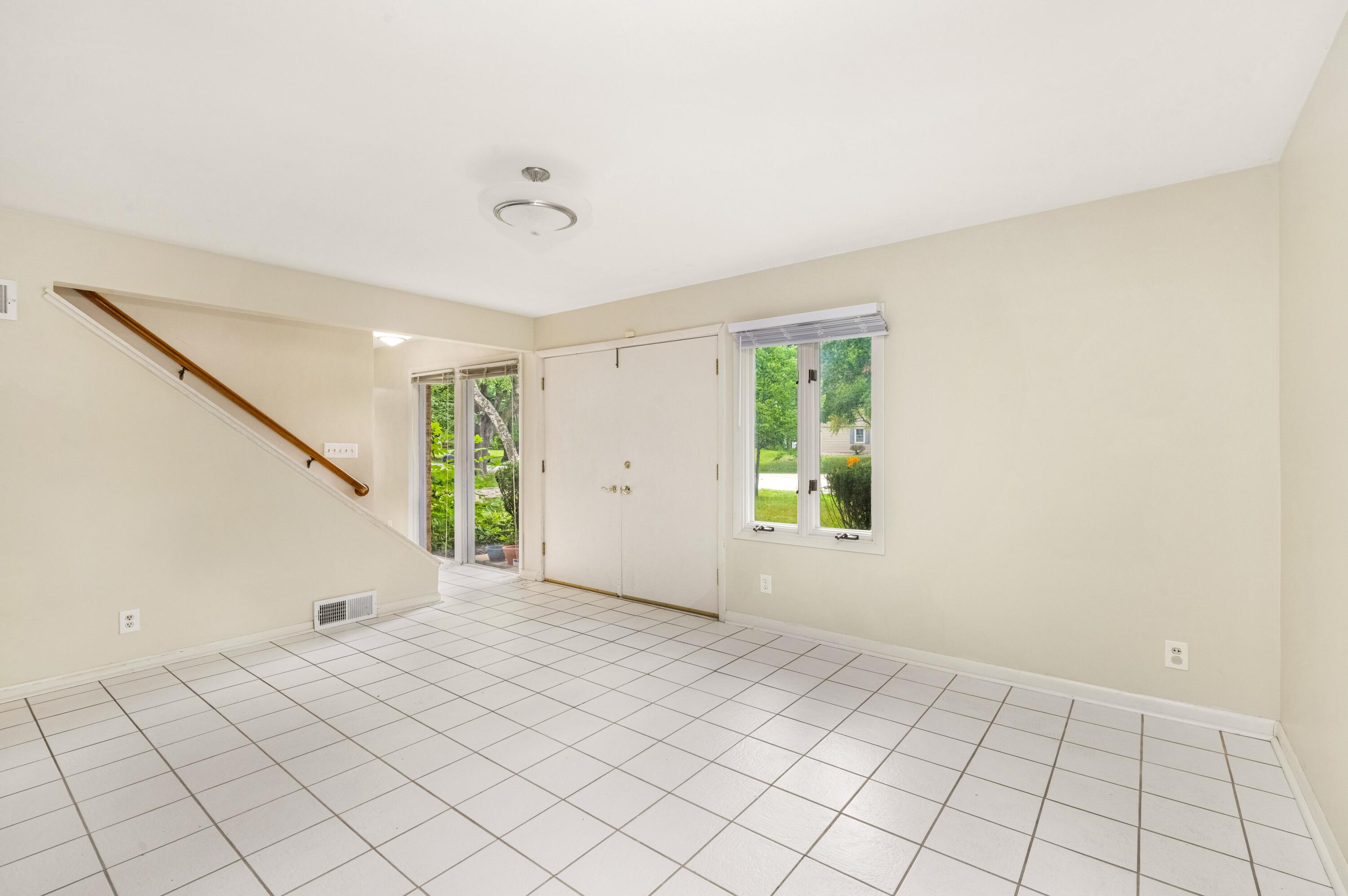 214 E Spooner Rd, Fox Point, WI 53217 — photo 3