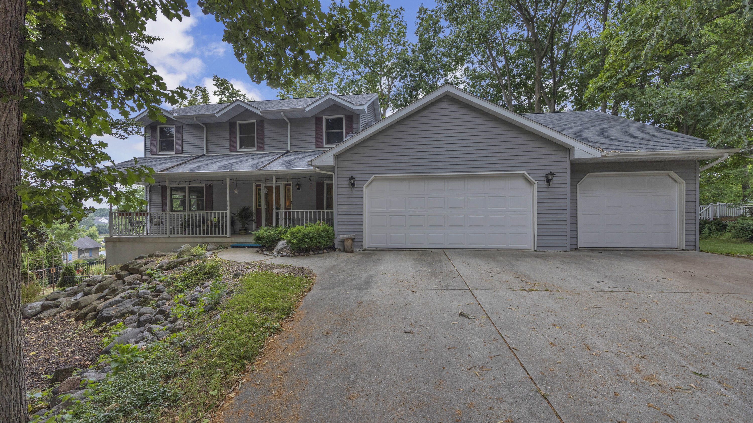414 Bittersweet Ln — photo