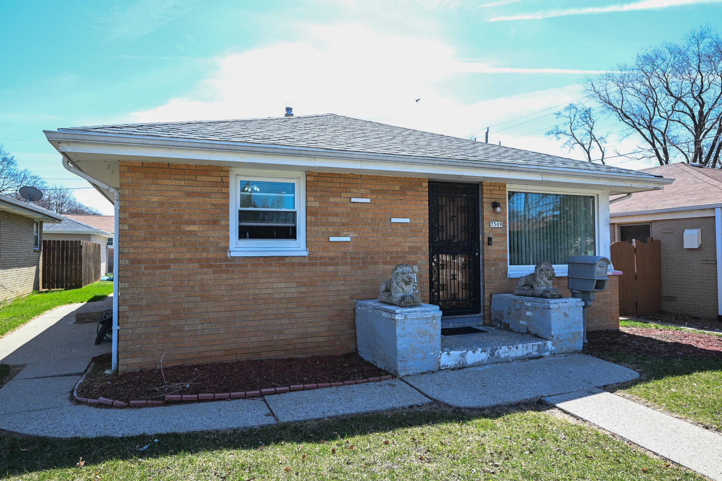 7509 W Carmen Ave — photo
