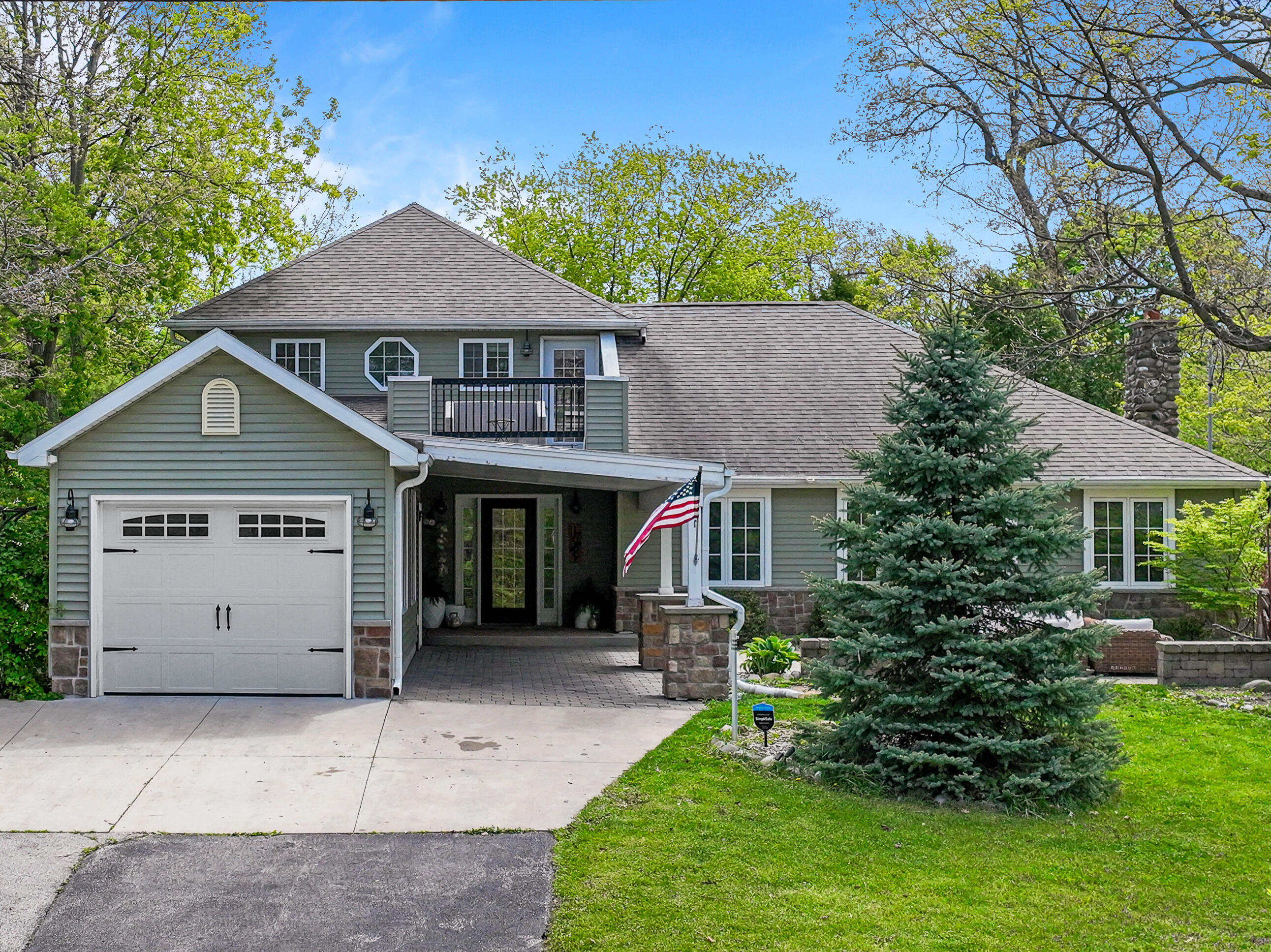 1069 Sauganash Dr — photo