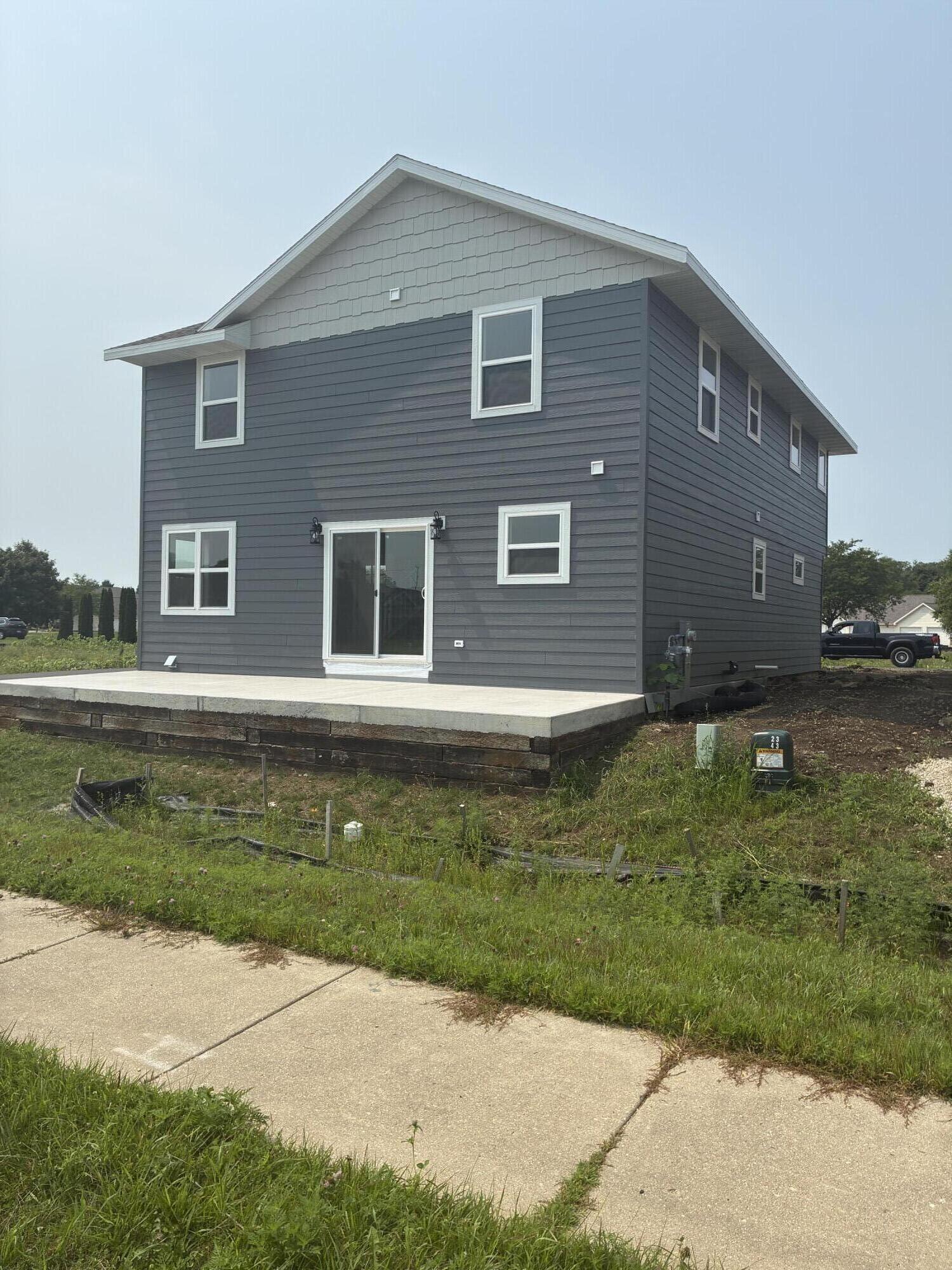 811 Arthur Dr — photo