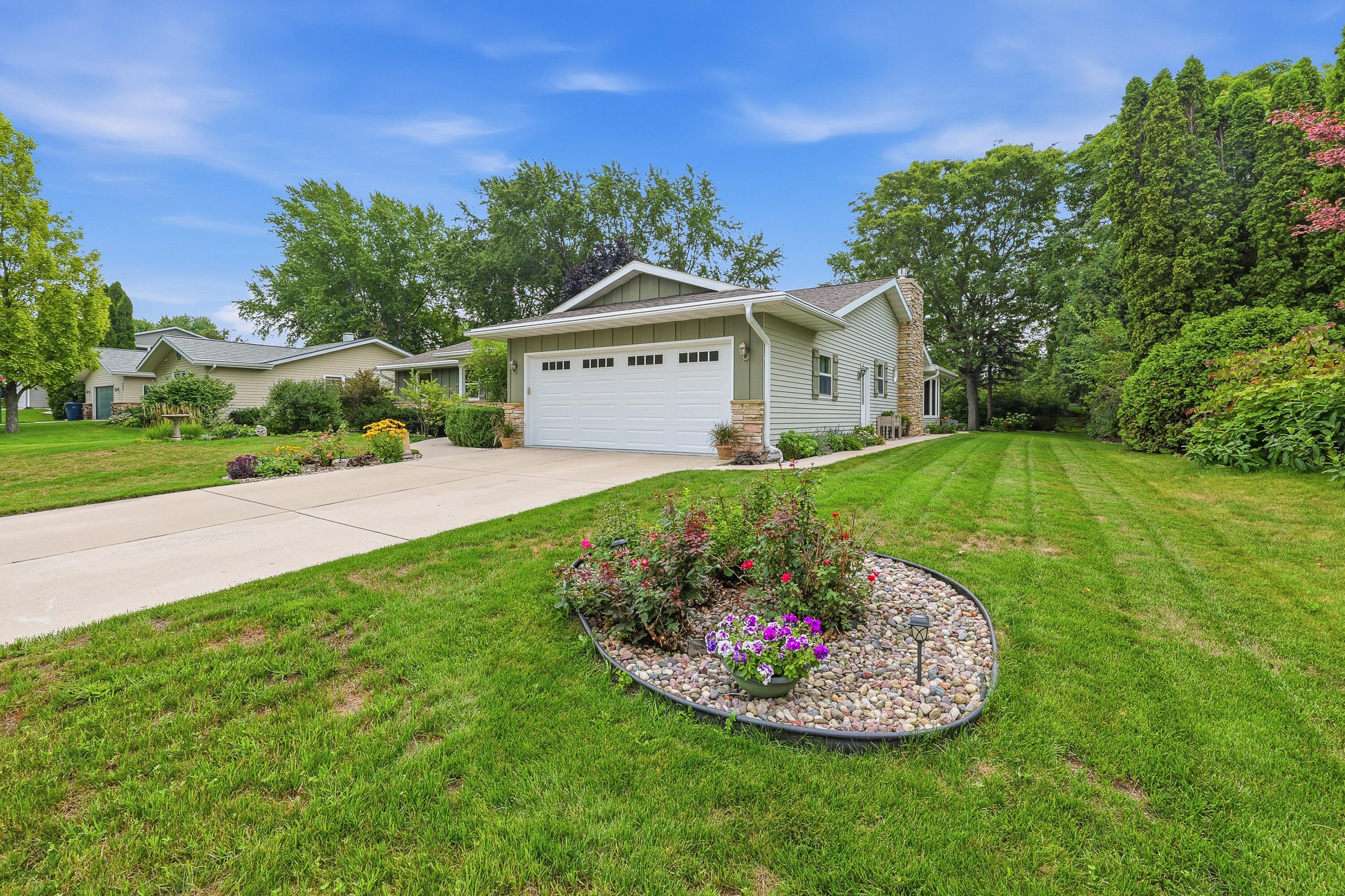 452 Willsher Dr — photo
