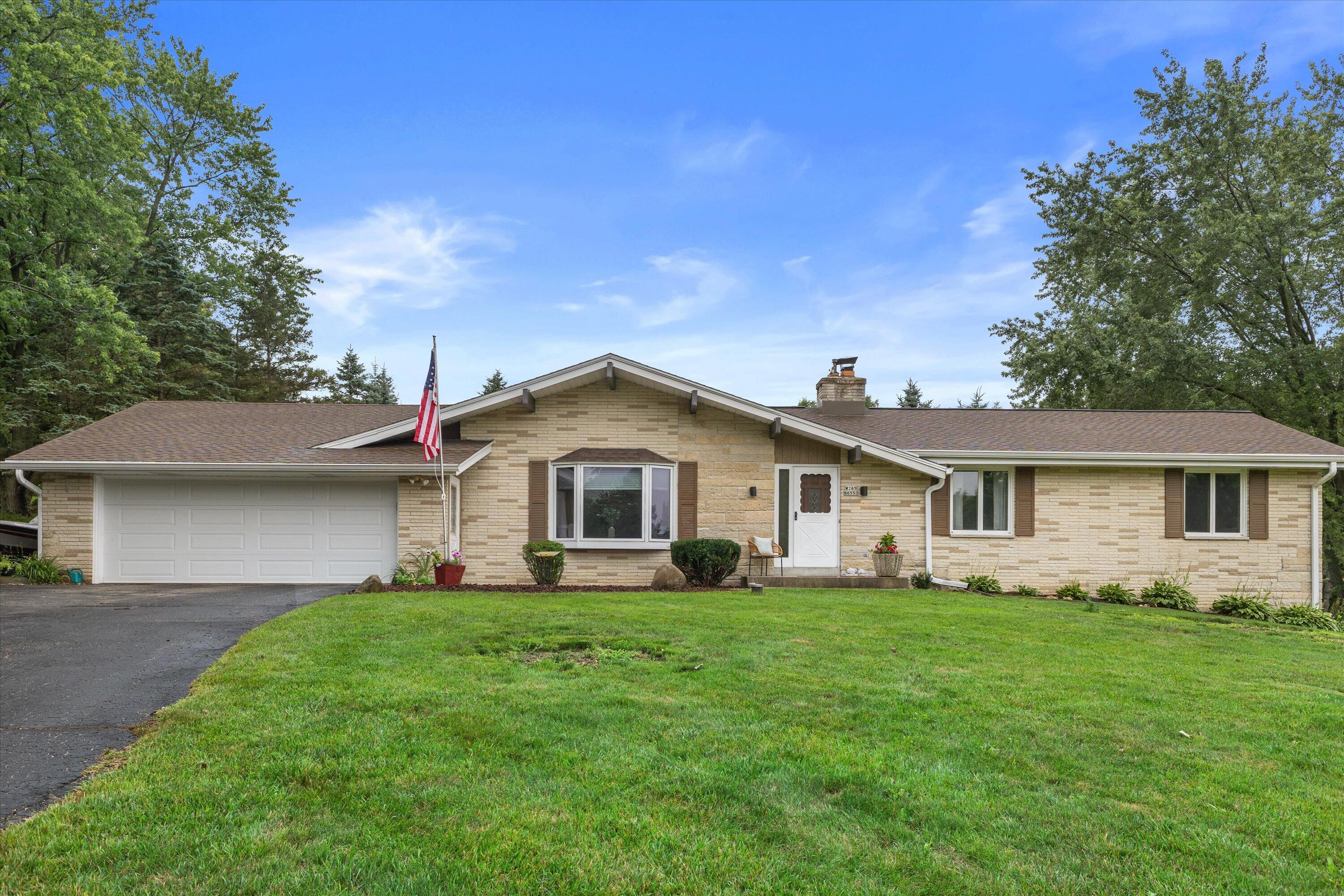 W265N6553 Beacon Hills Cir — photo