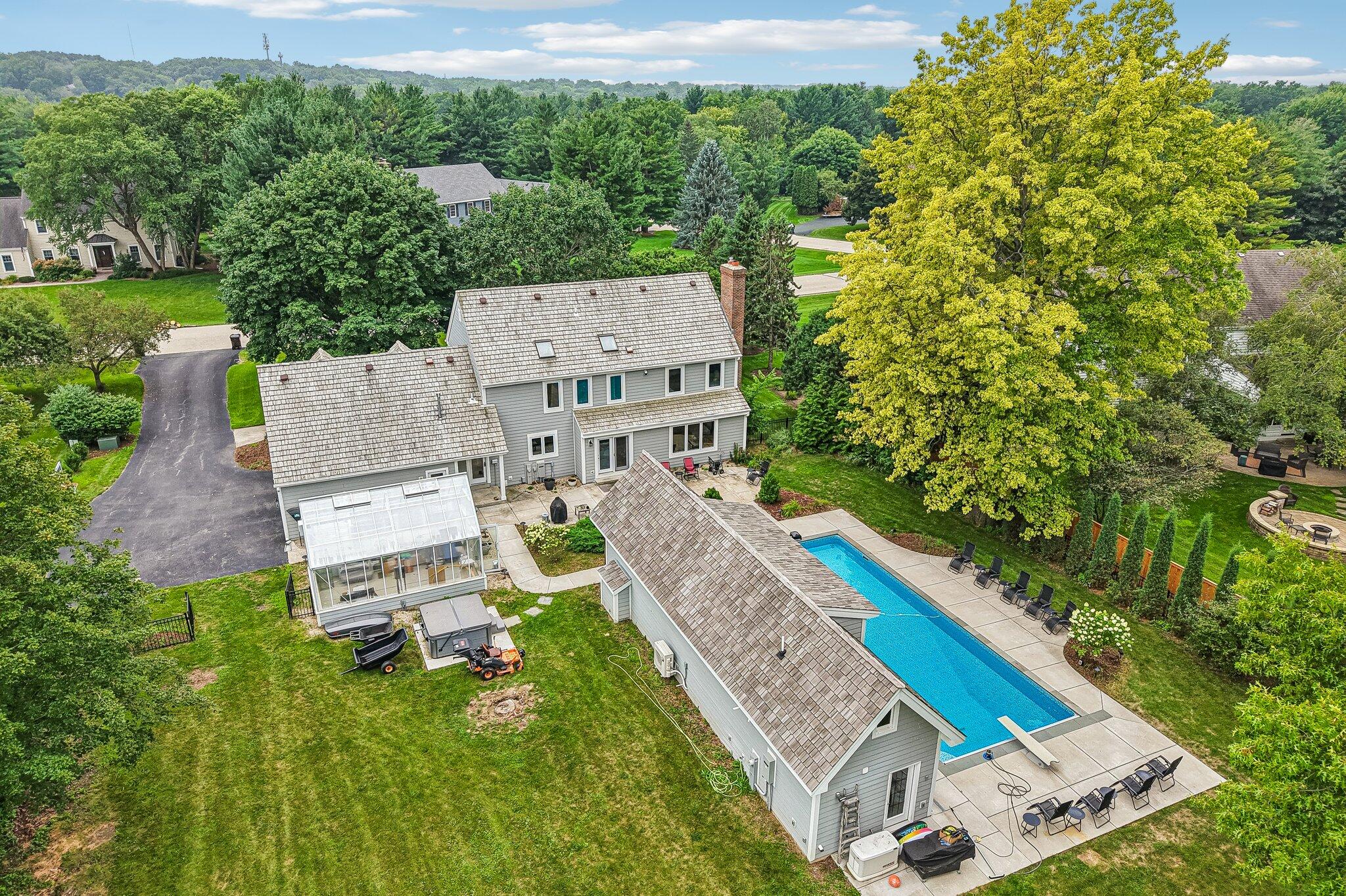 165 Hickory Dr — photo