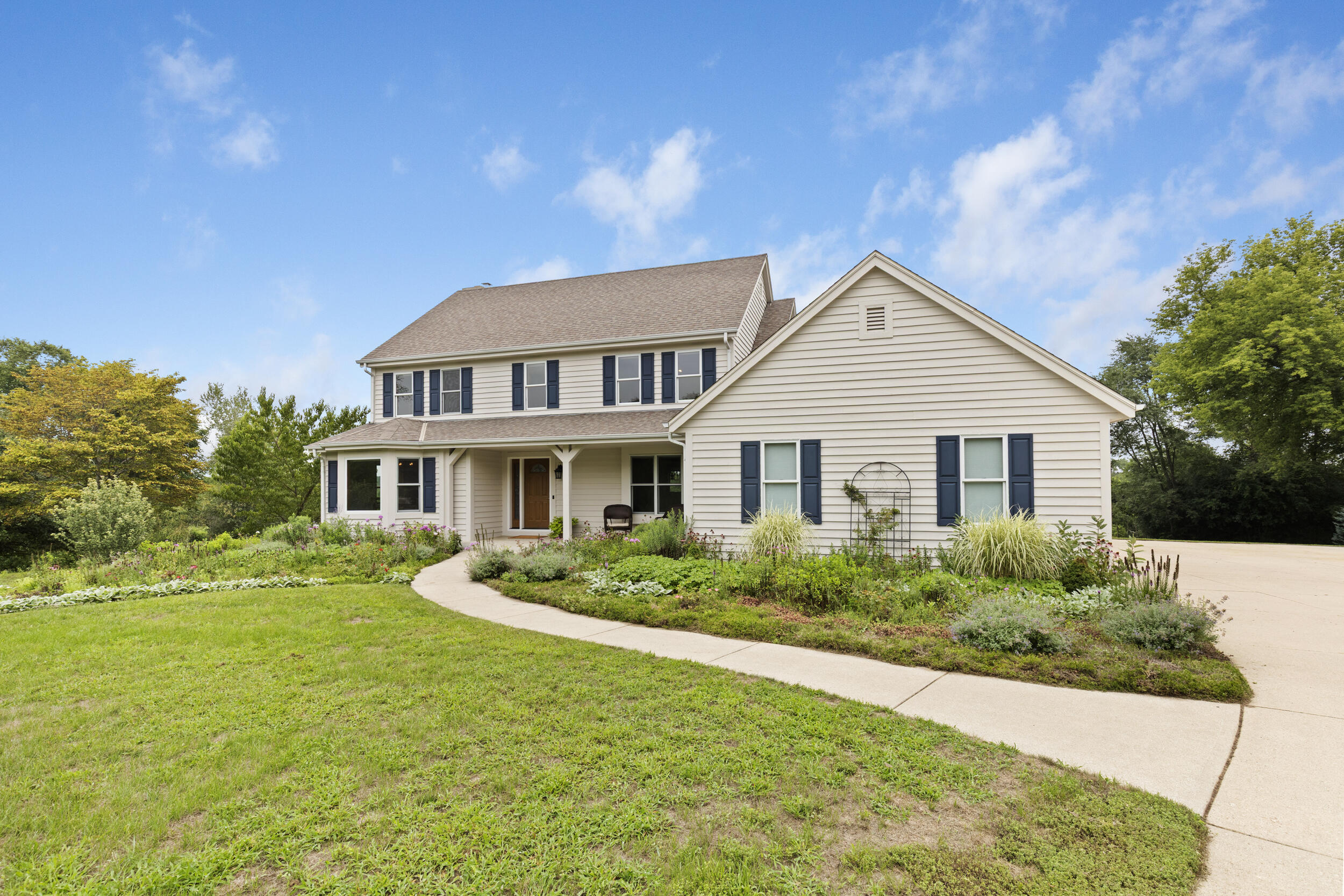 W248S6006 Deerfield Cir — photo